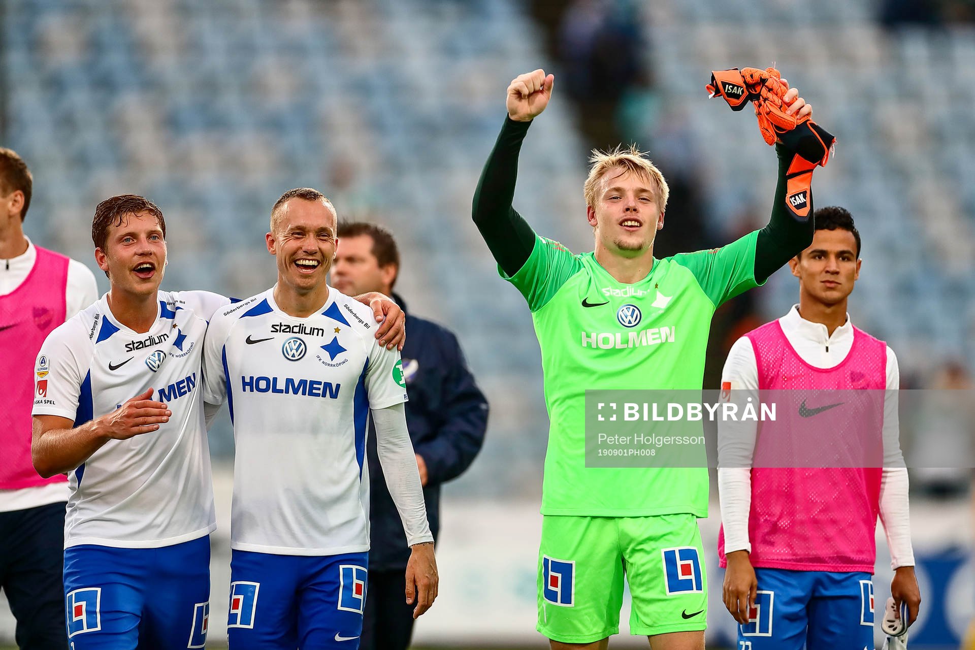 IFK Norrköpings Alexander Fransson n Gudmundur Thórarinsson och målvakt Isak Pettersson jublar under fotbollsmatchen i Allsvenskan mellan IFK Norrköping och Hammarby den 1 september 2019 i Norrköping.