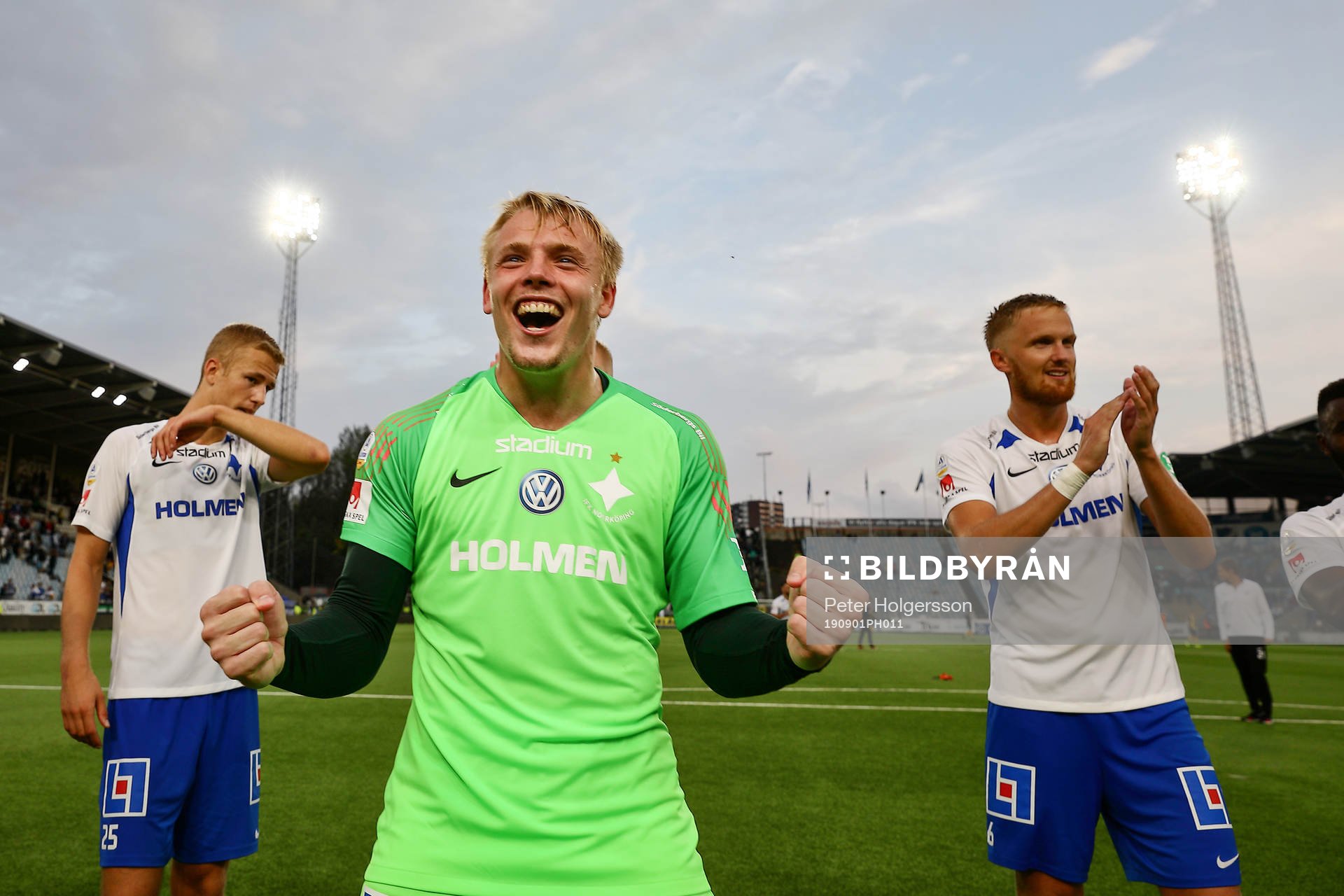 IFK Norrköpings målvakt Isak Pettersson jublar