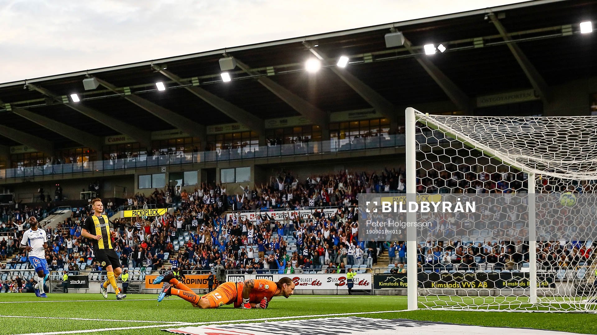 Hammarbys målvakt Johan Wiland ser bollen vid mål 2-0 av