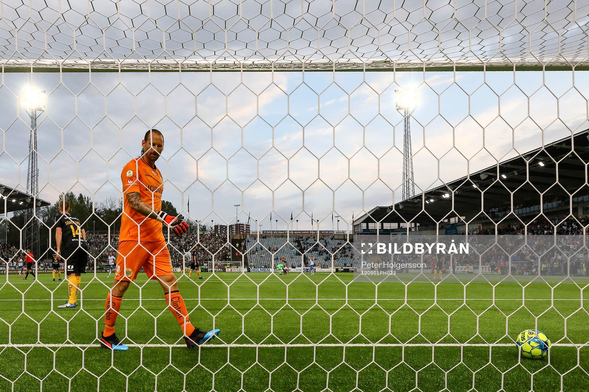 Hammarbys målvakt Johan Wiland deppar