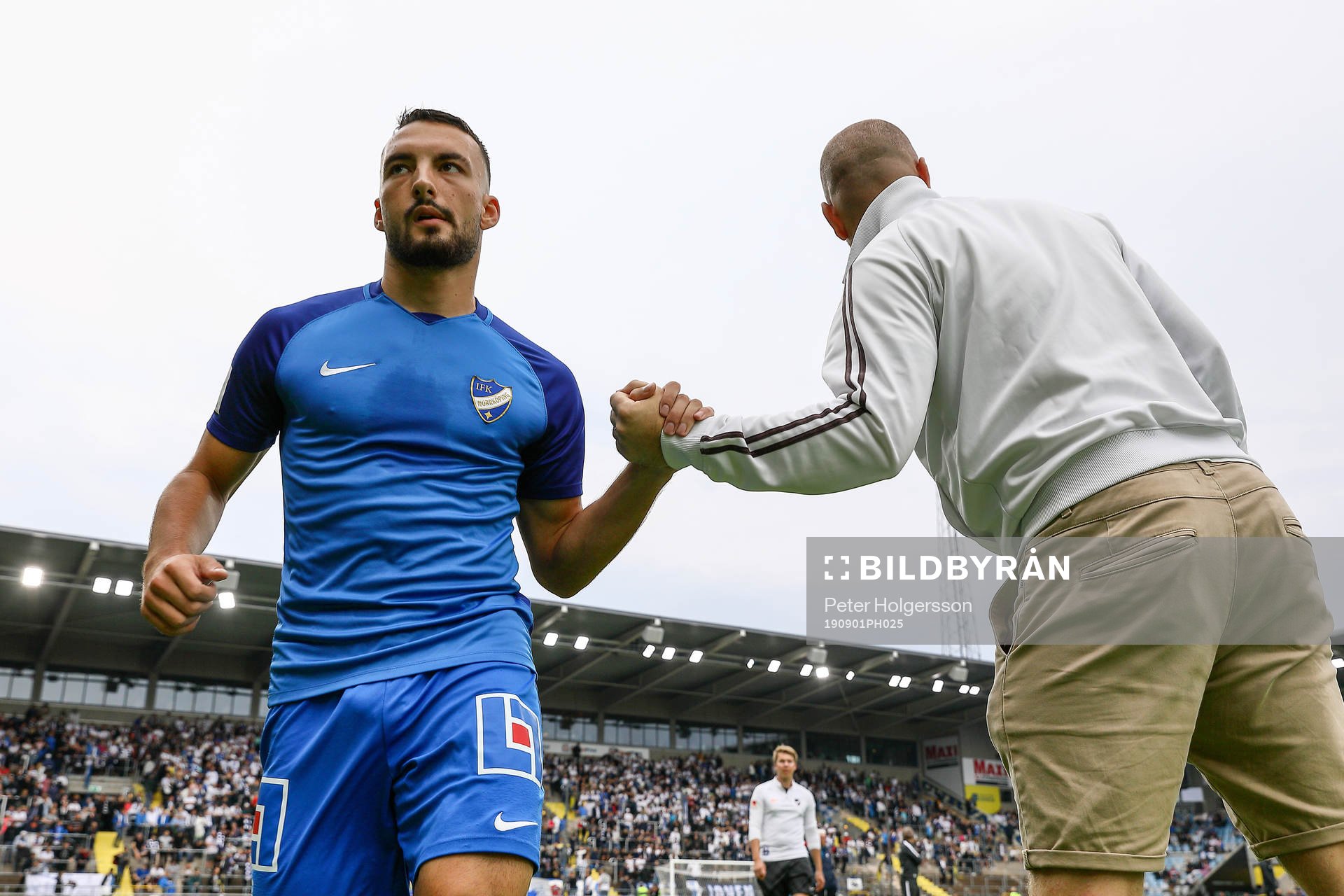 IFK Norrköpings Sead Haksabanovic med klackledare Ponntus