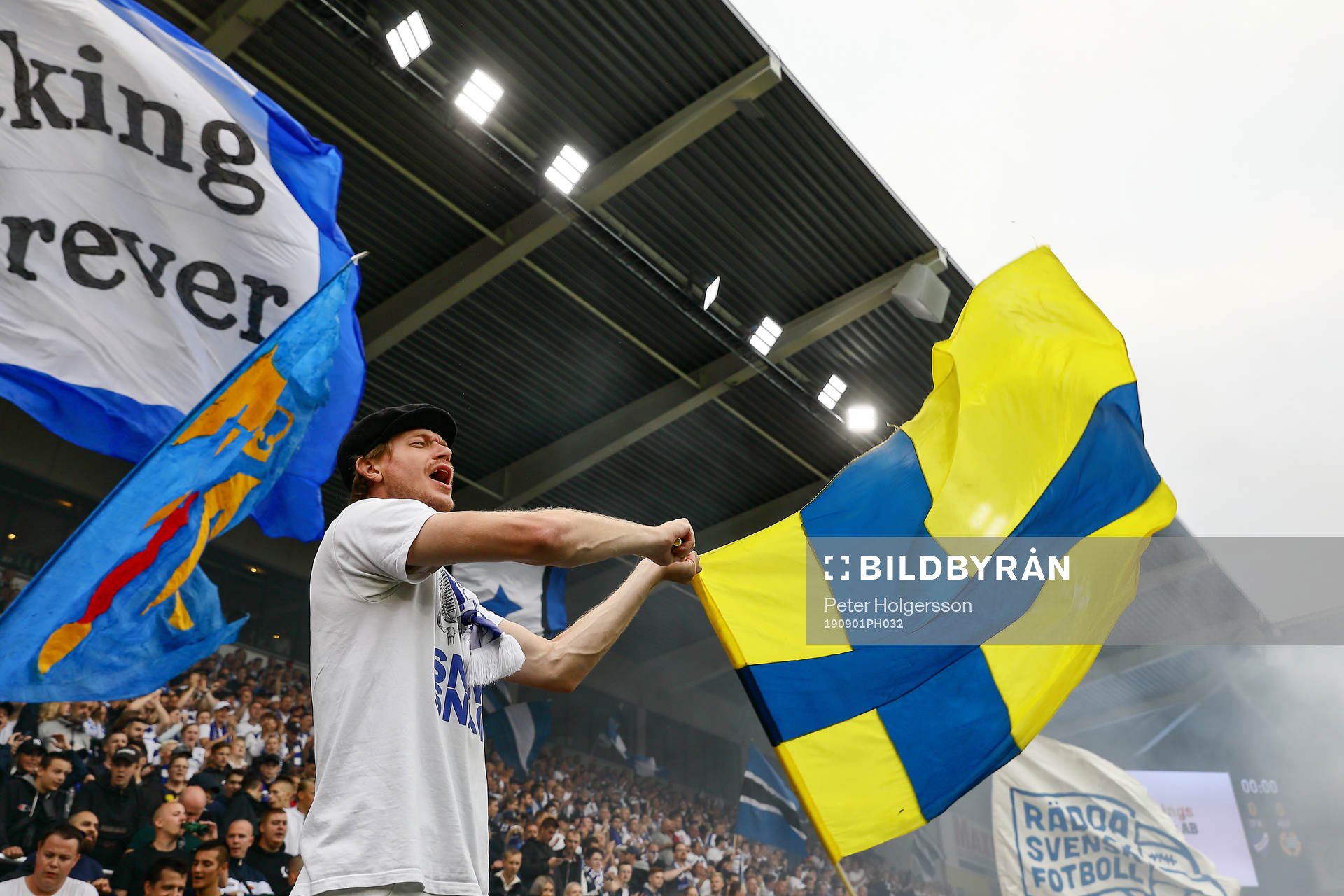 IFK Norrköpings-supporter med flagga