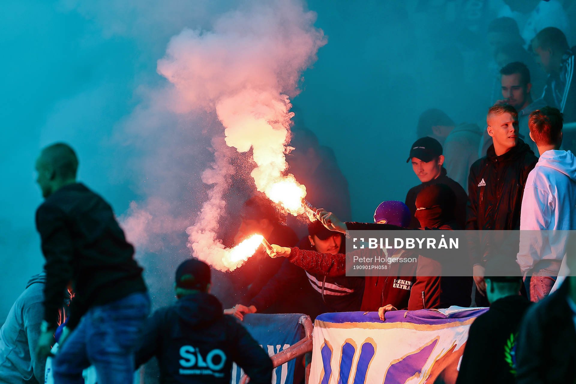 IFK Norrköpings supporters med bengaler