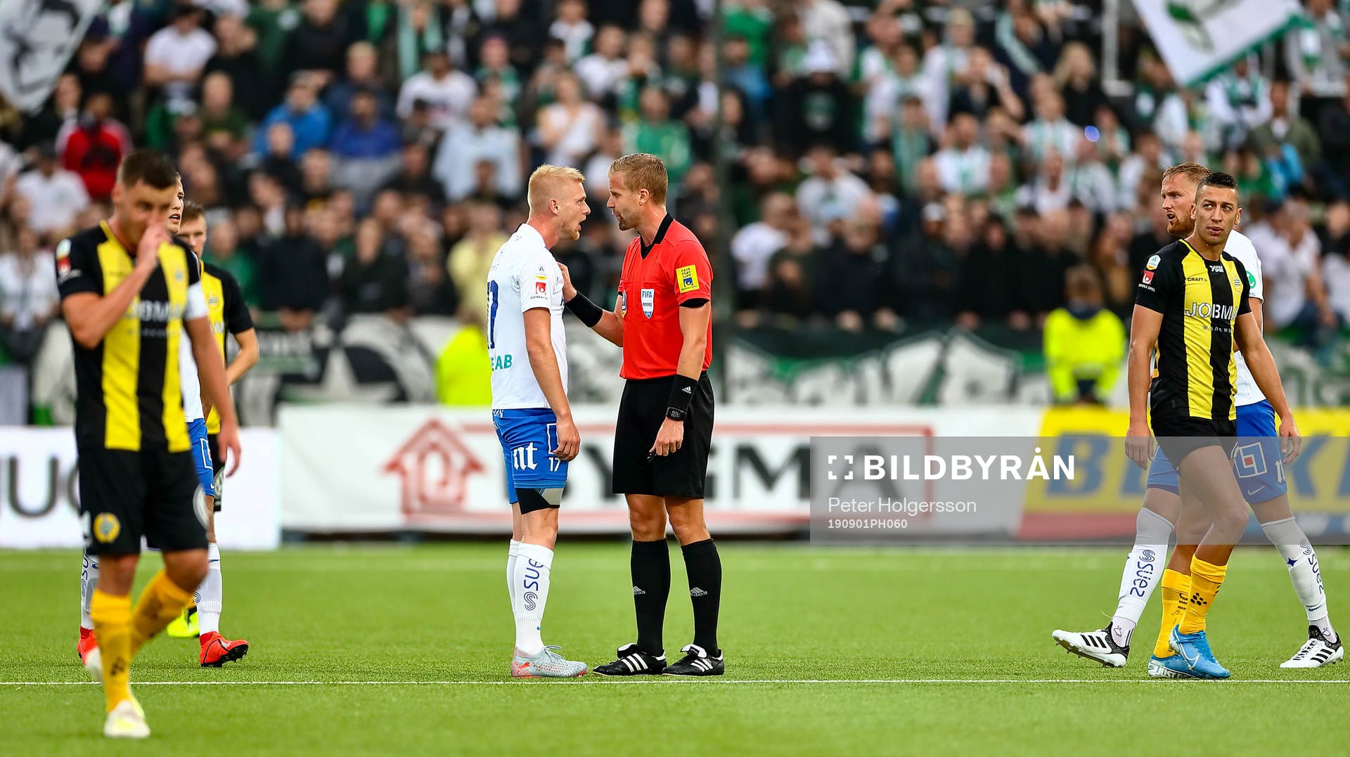 IFK Norrköpings Kalle Holmberg reagerar på domare Glenn