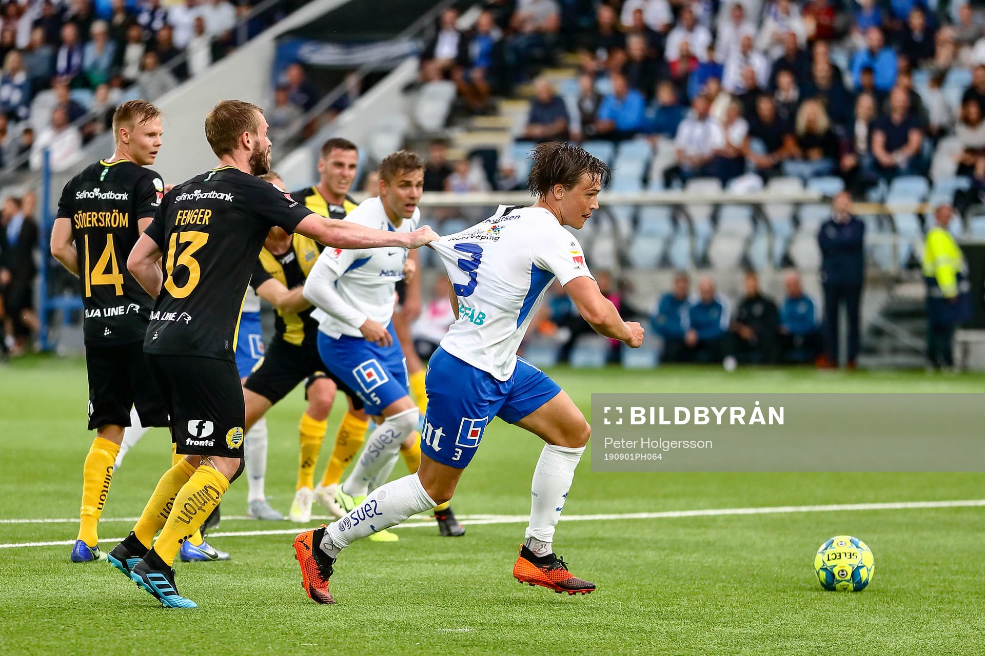 Hammarbys Mads Fenger Nielsen drar i tröjan på IFK