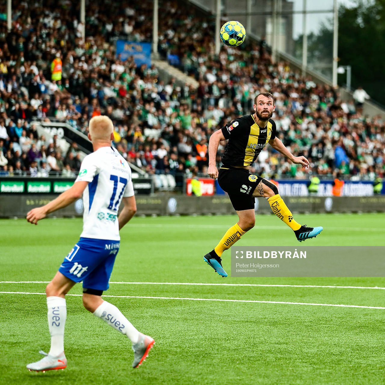 Hammarbys Mads Fenger Nielsen nickar hem till målvakt