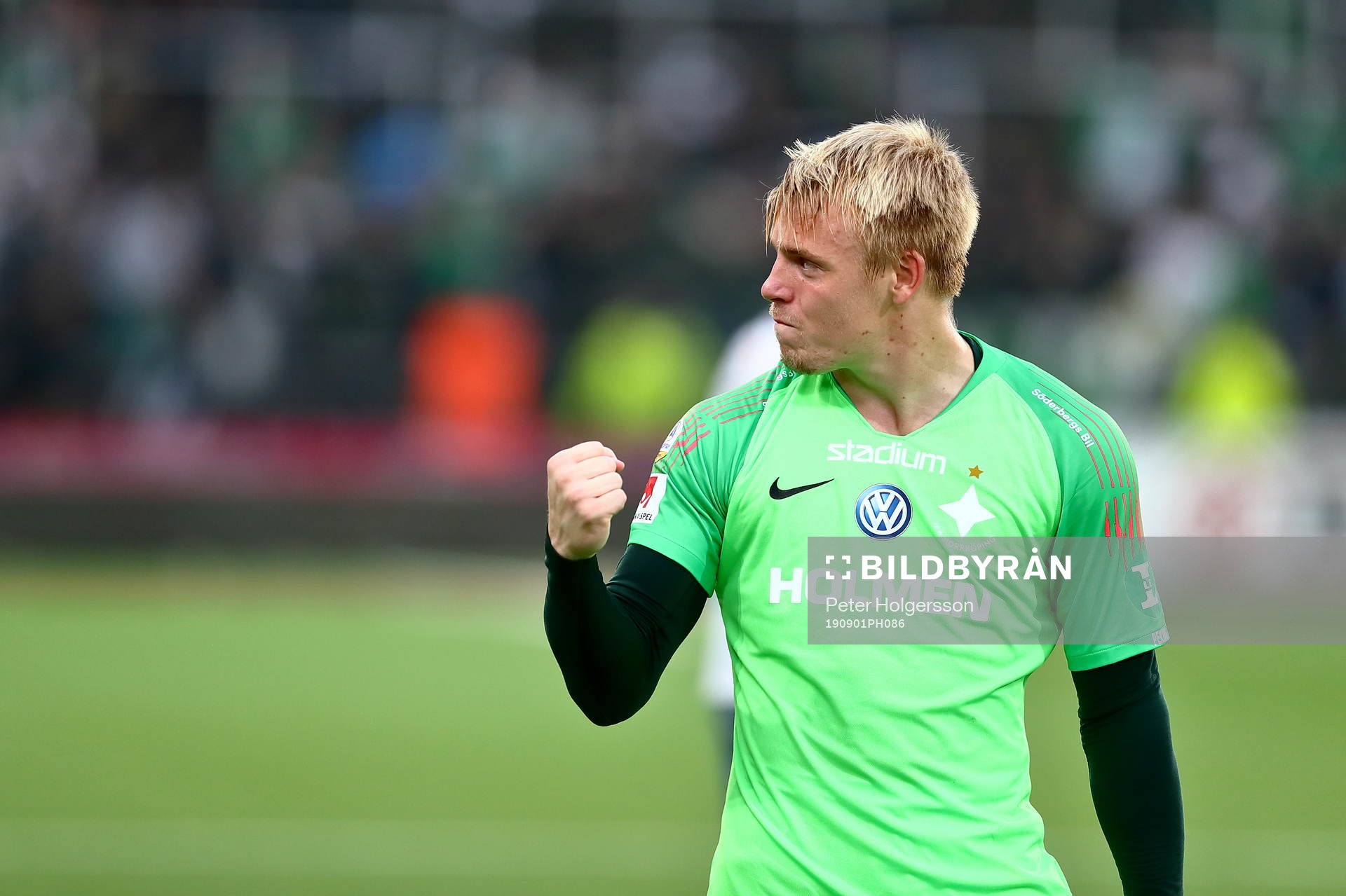 IFK Norrköpings målvakt Isak Pettersson jublar