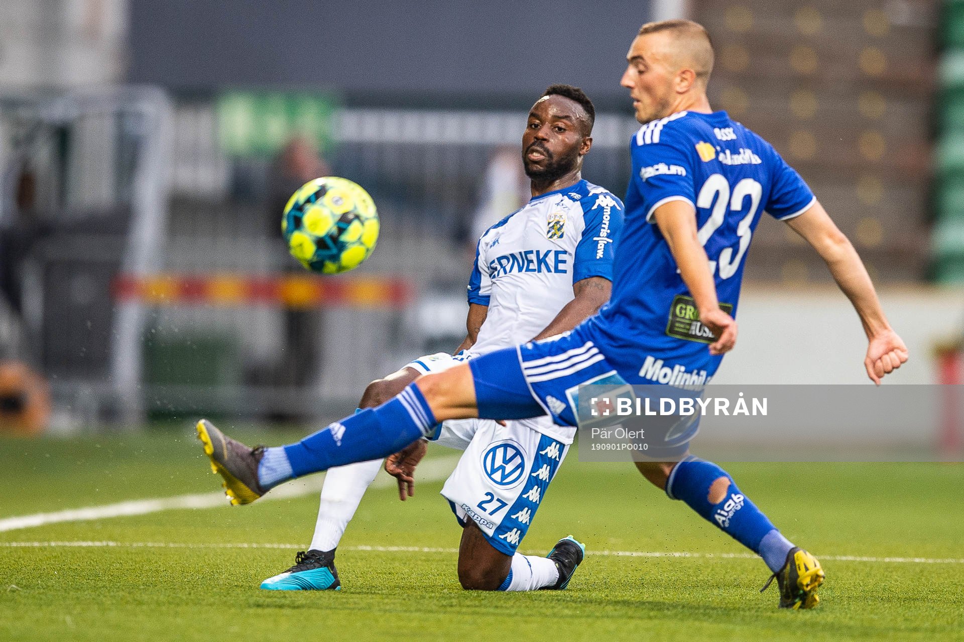 IFK Göteborgs Nzuzi Toko och Sundsvalls Dennis Olsson