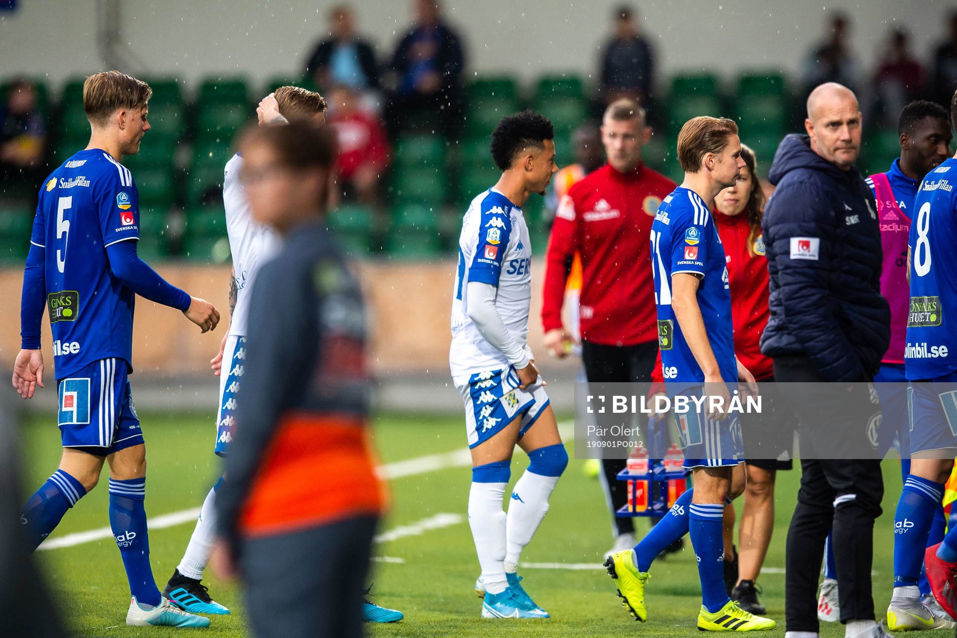 Spelarna lämnar planen på grund av åska
