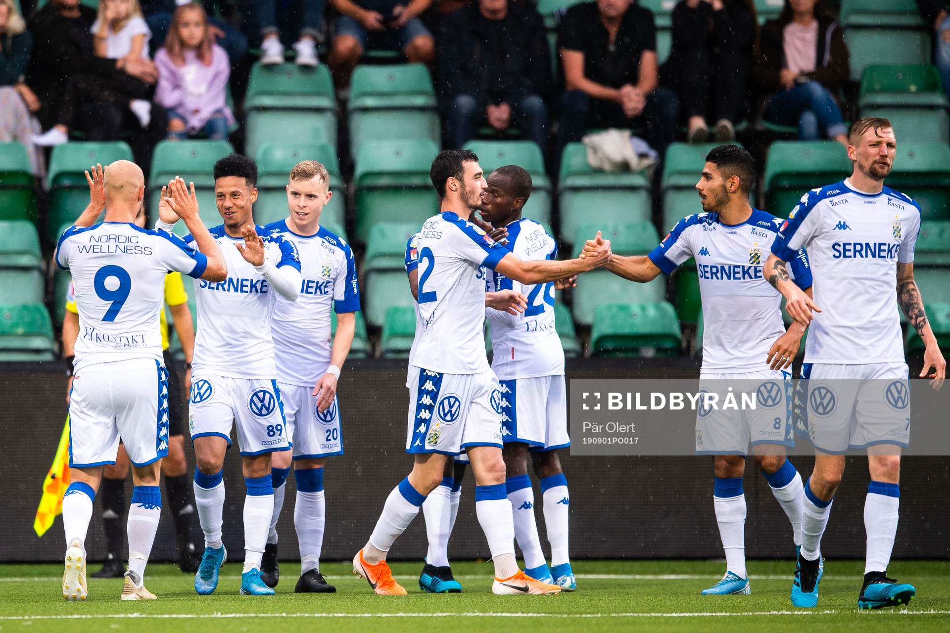 IFK Göteborgs Hosam Aiesh jublar med lagkamrater