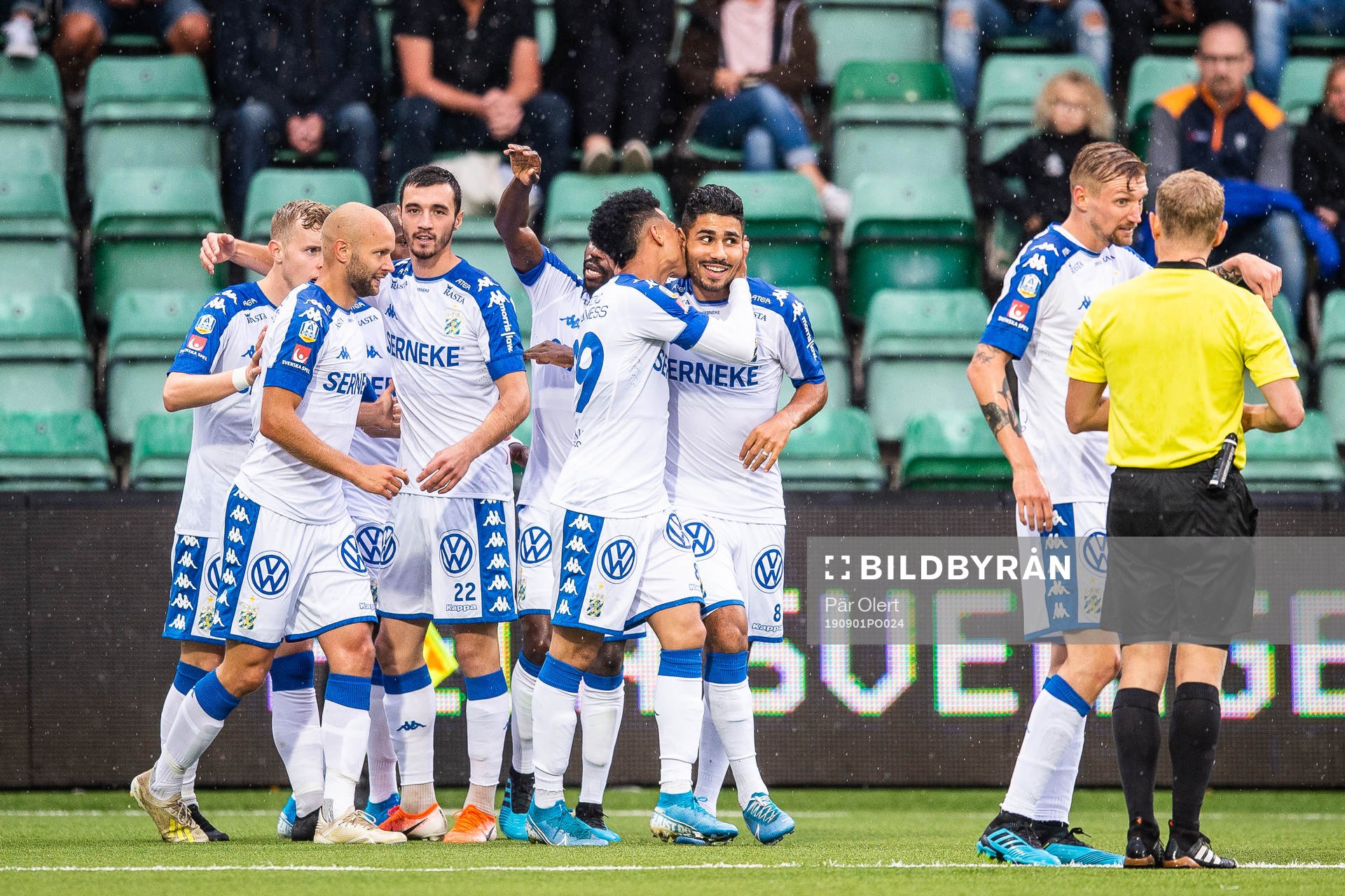 IFK Göteborgs Hosam Aiesh jublar med lagkamrater