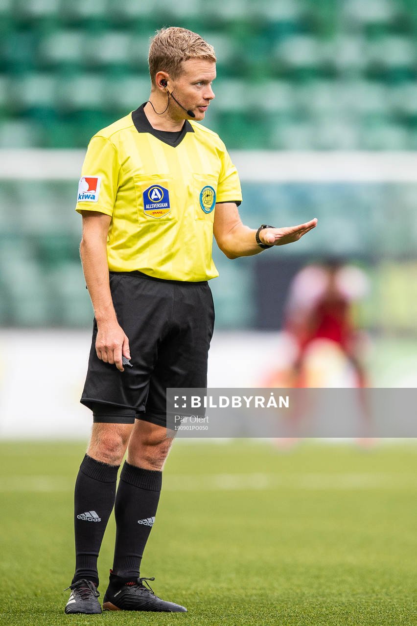 domaren Fredrik Klitte under fotbollsmatchen i Allsvenskan mellan GIF Sundsvall och IFK Göteborg den 1 september 2019 i Sundsvall. 