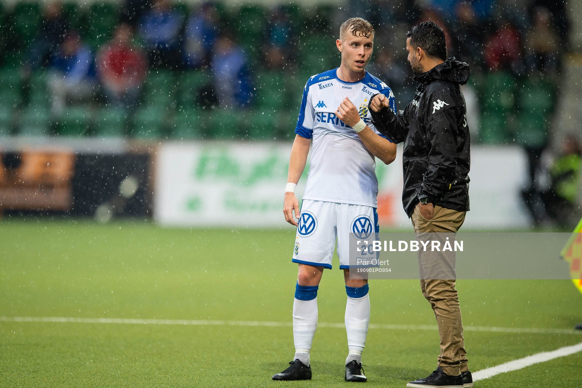 IFK Göteborgs tränare Poya Asbaghi pratar med Victor