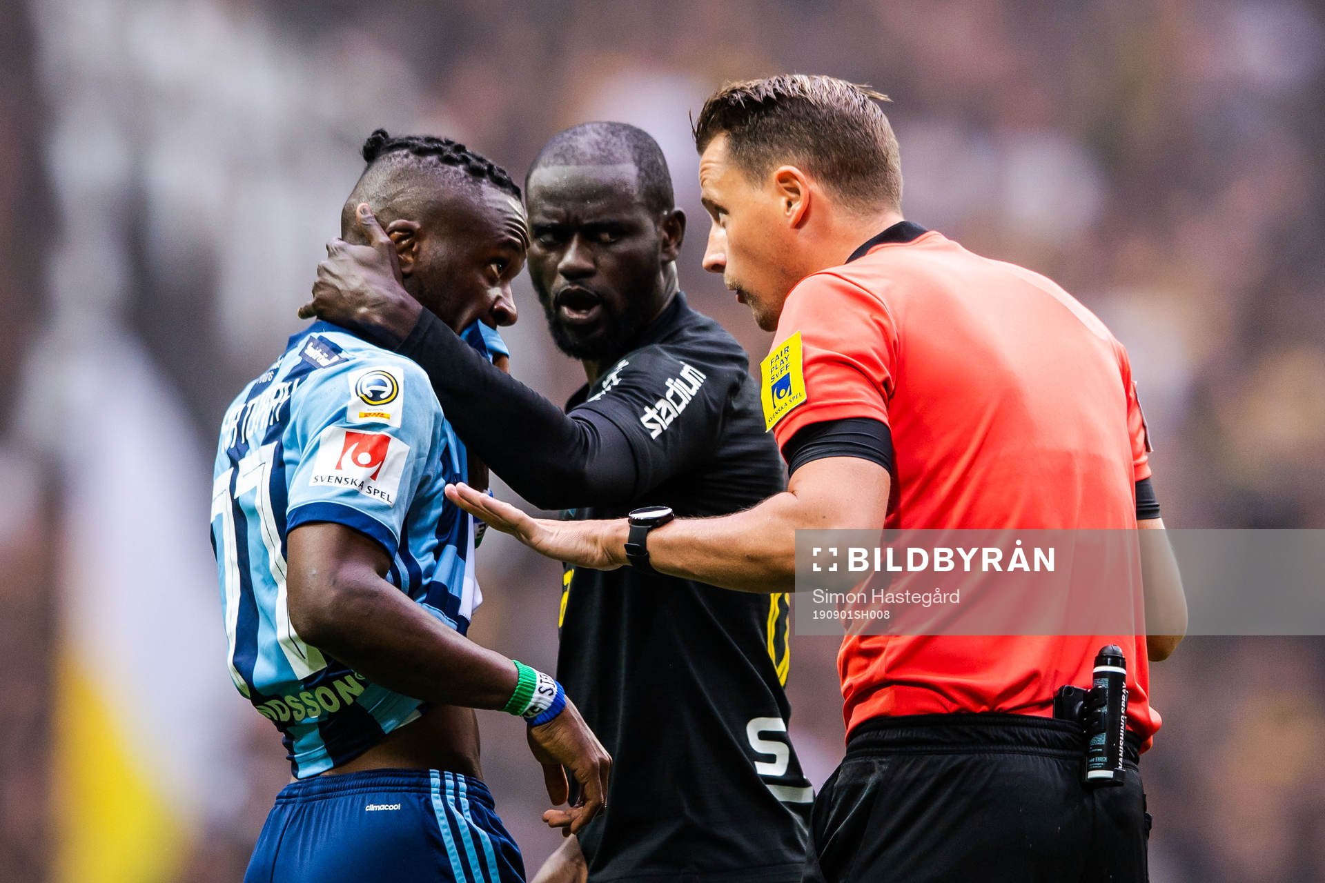 s Enoch Kofi Adu i samtal med domare Andreas Ekberg