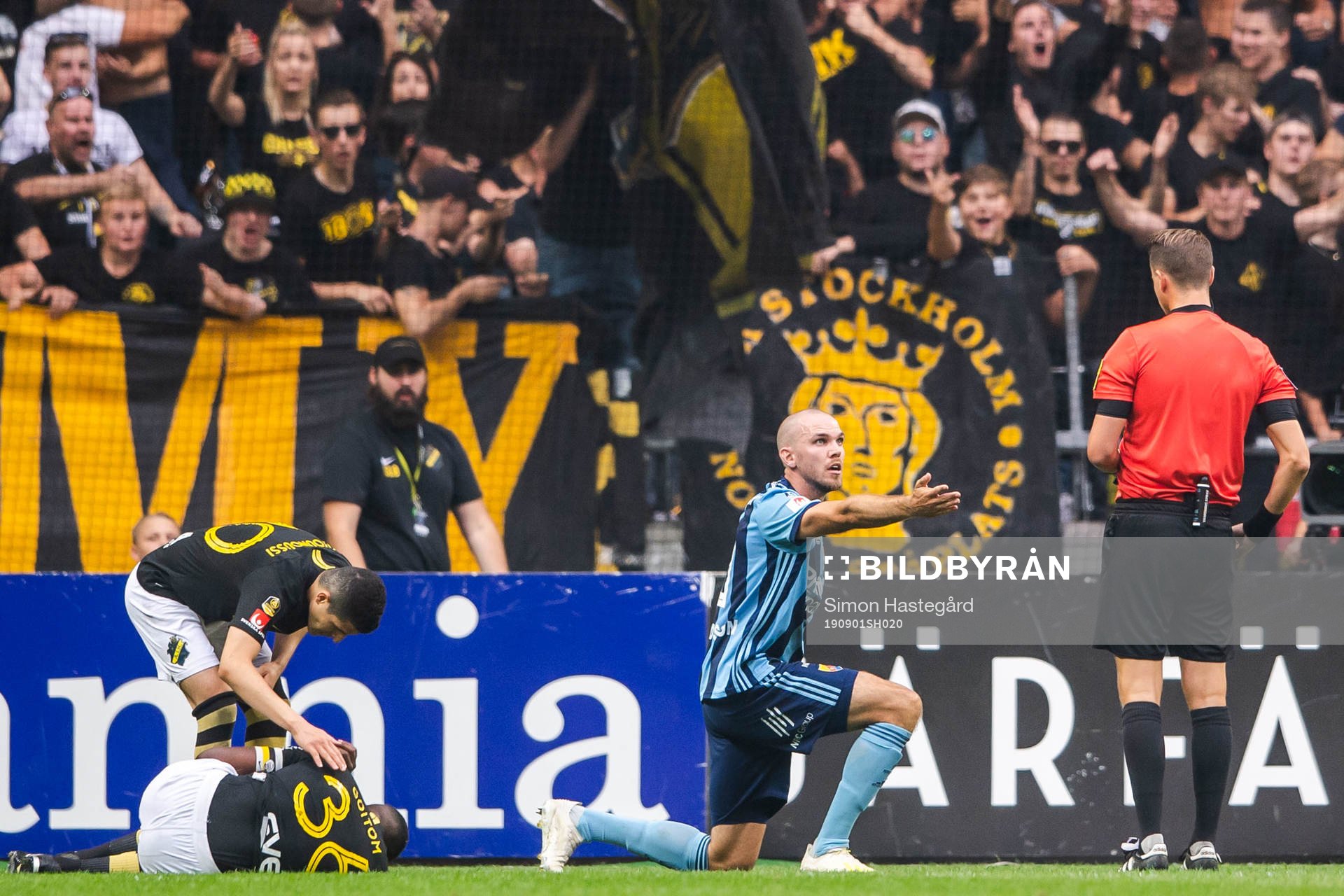 Djurgårdens Marcus Danielson reagerar på ett domslut