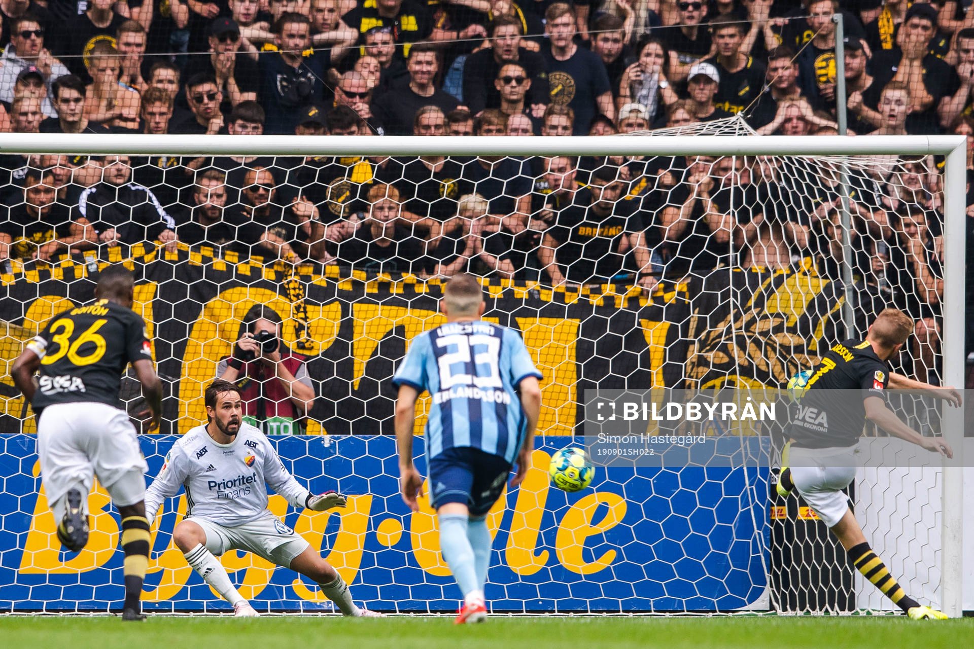s Sebastian Larsson gör 1-0 på staff bakom Djurgårdens