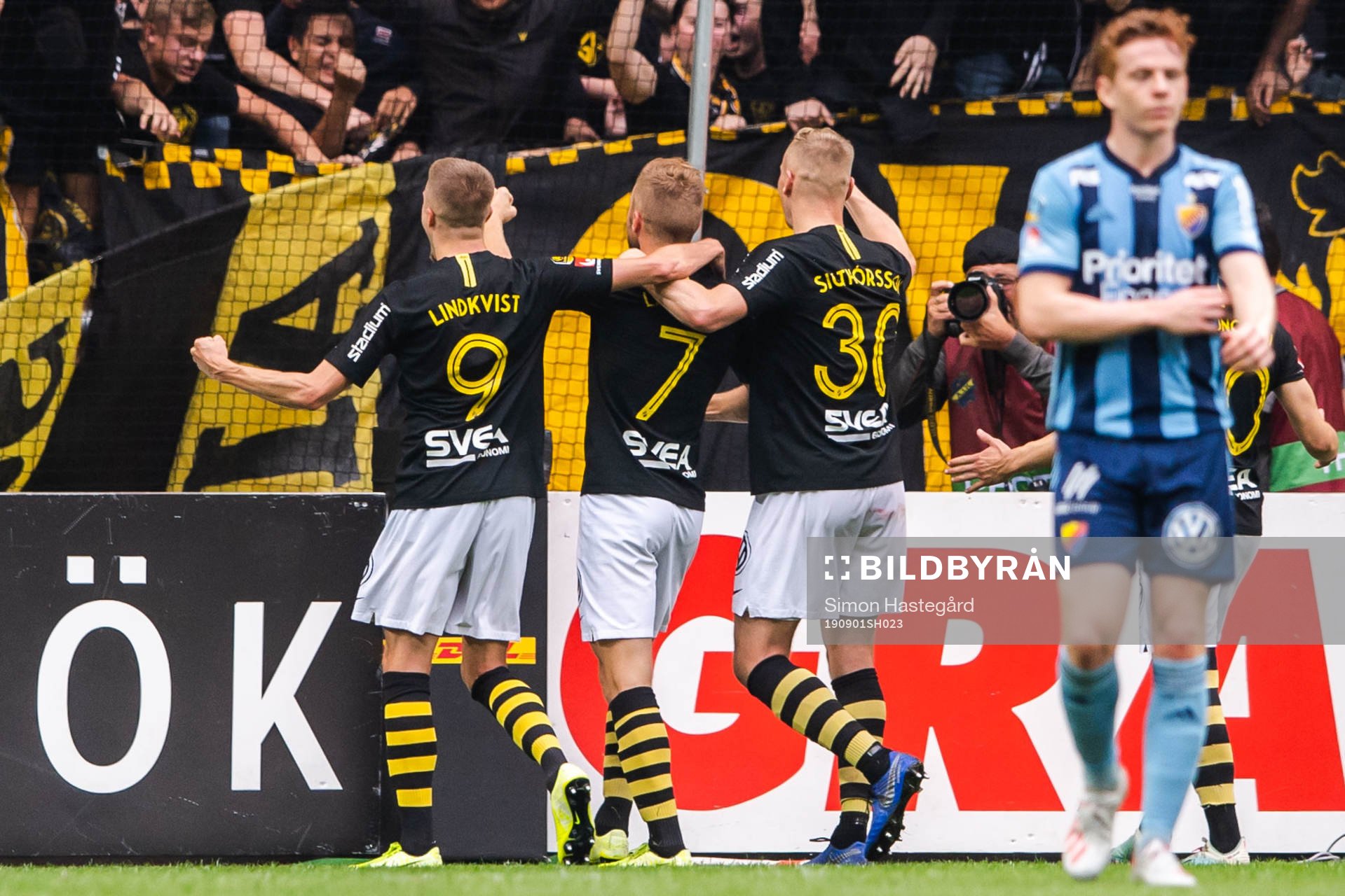 s Sebastian Larsson jublar med lagkamrater