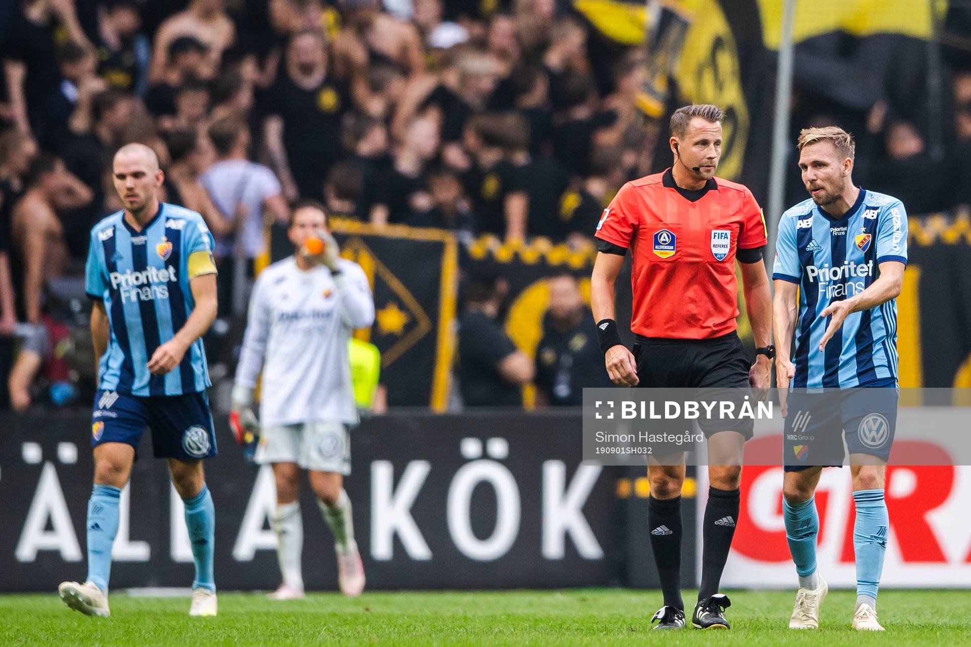 Djurgårdens Jonathan Ring i samtal med domare Andreas