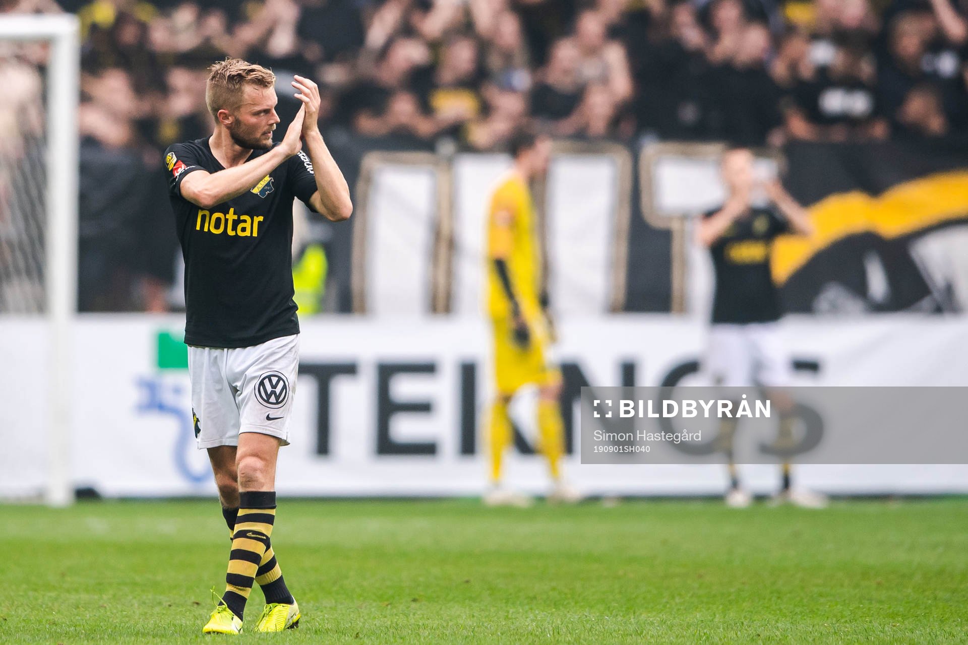 s Sebastian Larsson tackar publiken när han lämnar planen