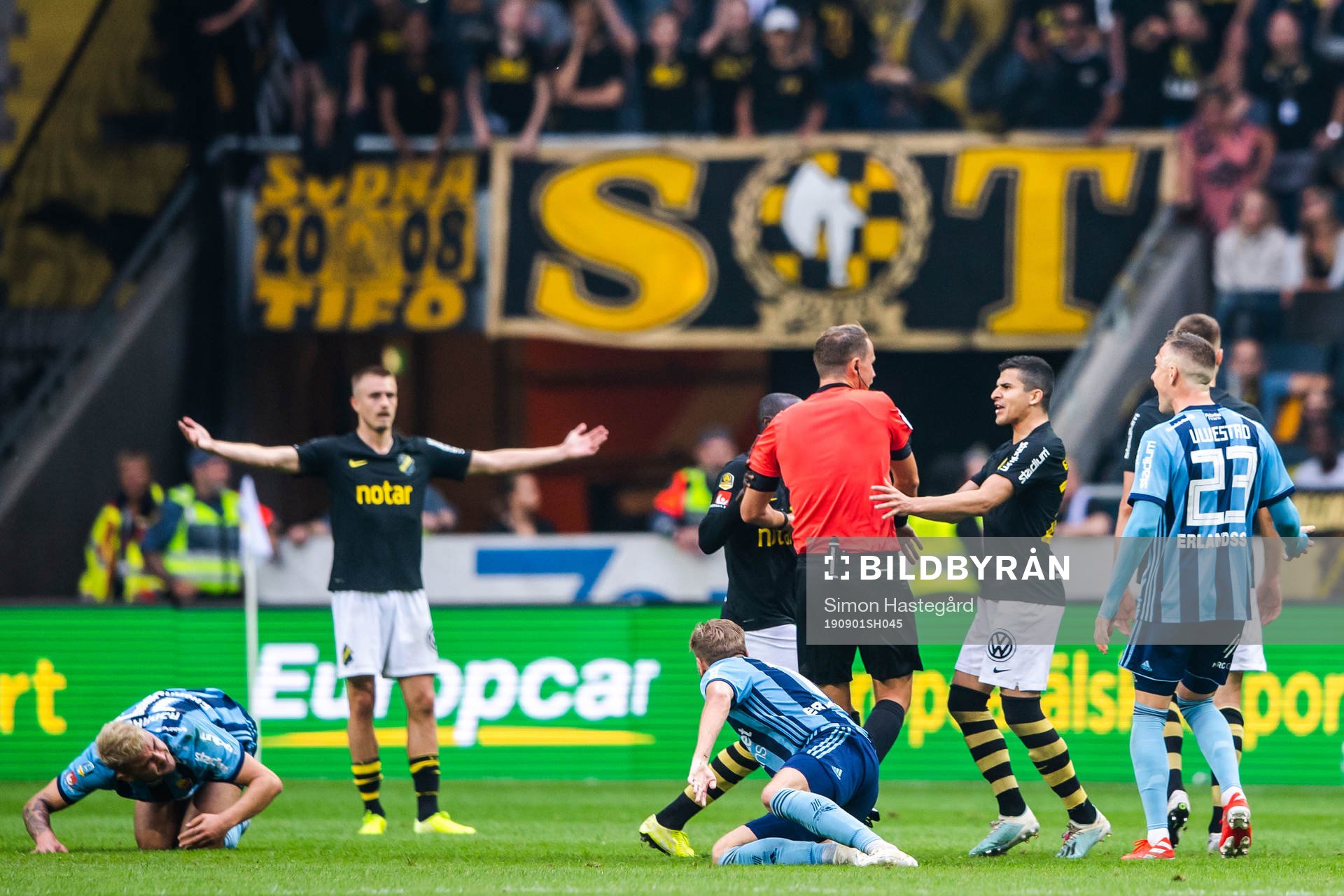 s Tarik Elyounoussi i samtal med domare Andreas Ekberg