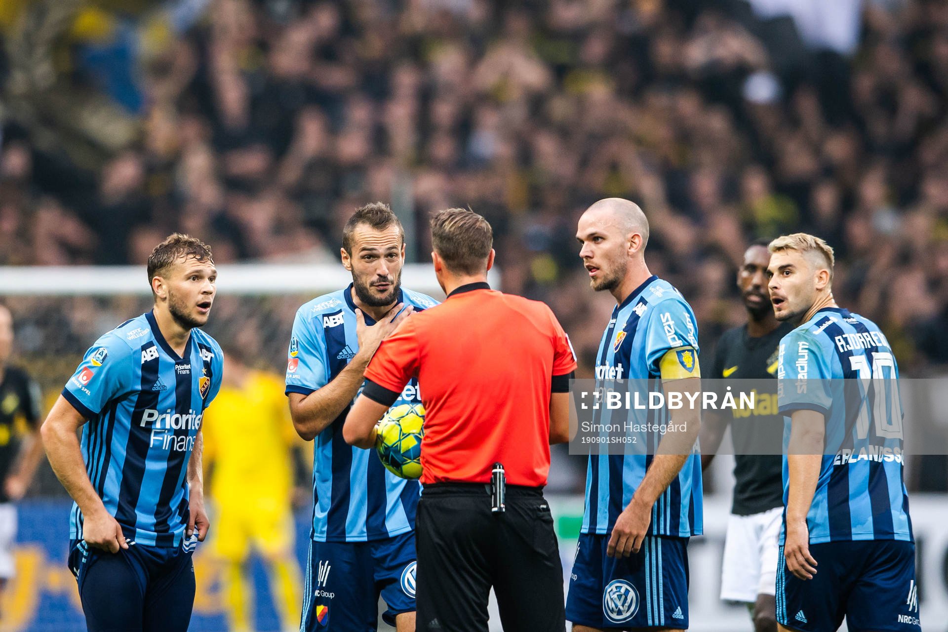 Djurgårdens spelare i samtal med domare Andreas