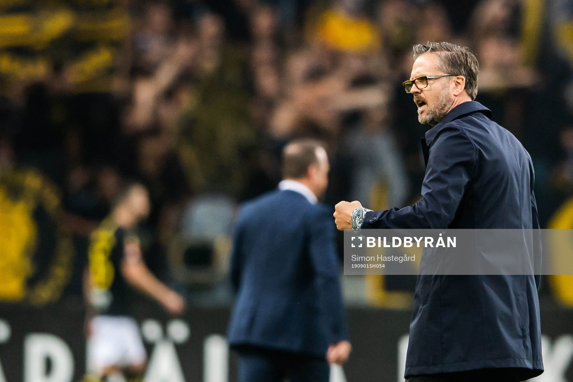 s tränare Rikard Norling jublar