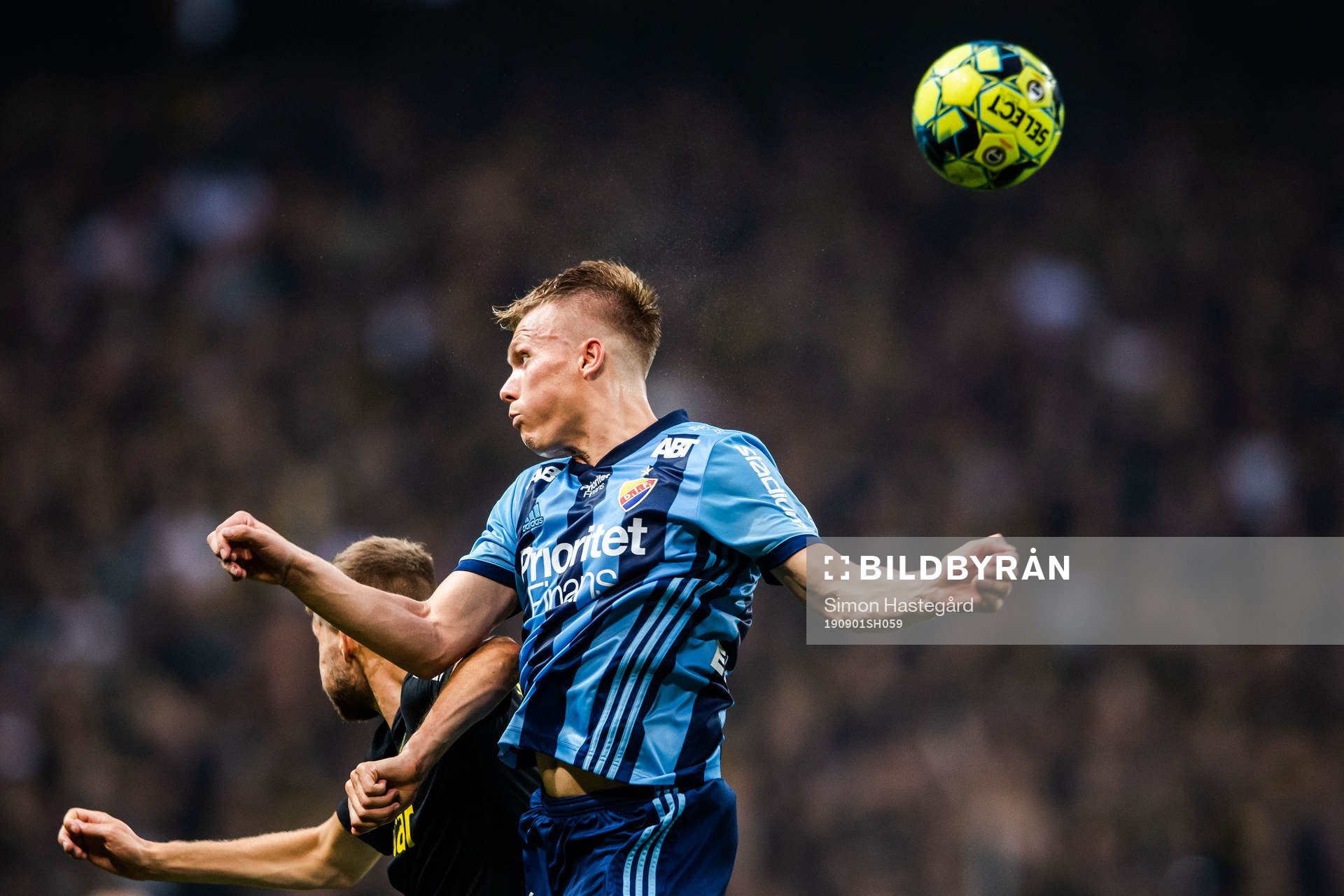 AIK:s Anton Salétros och Djurgårdens Jonathan Augustinsson under fotbollsmatchen i Allsvenskan mellan AIK och Djurgården den 1 september 219 i Stockholm.