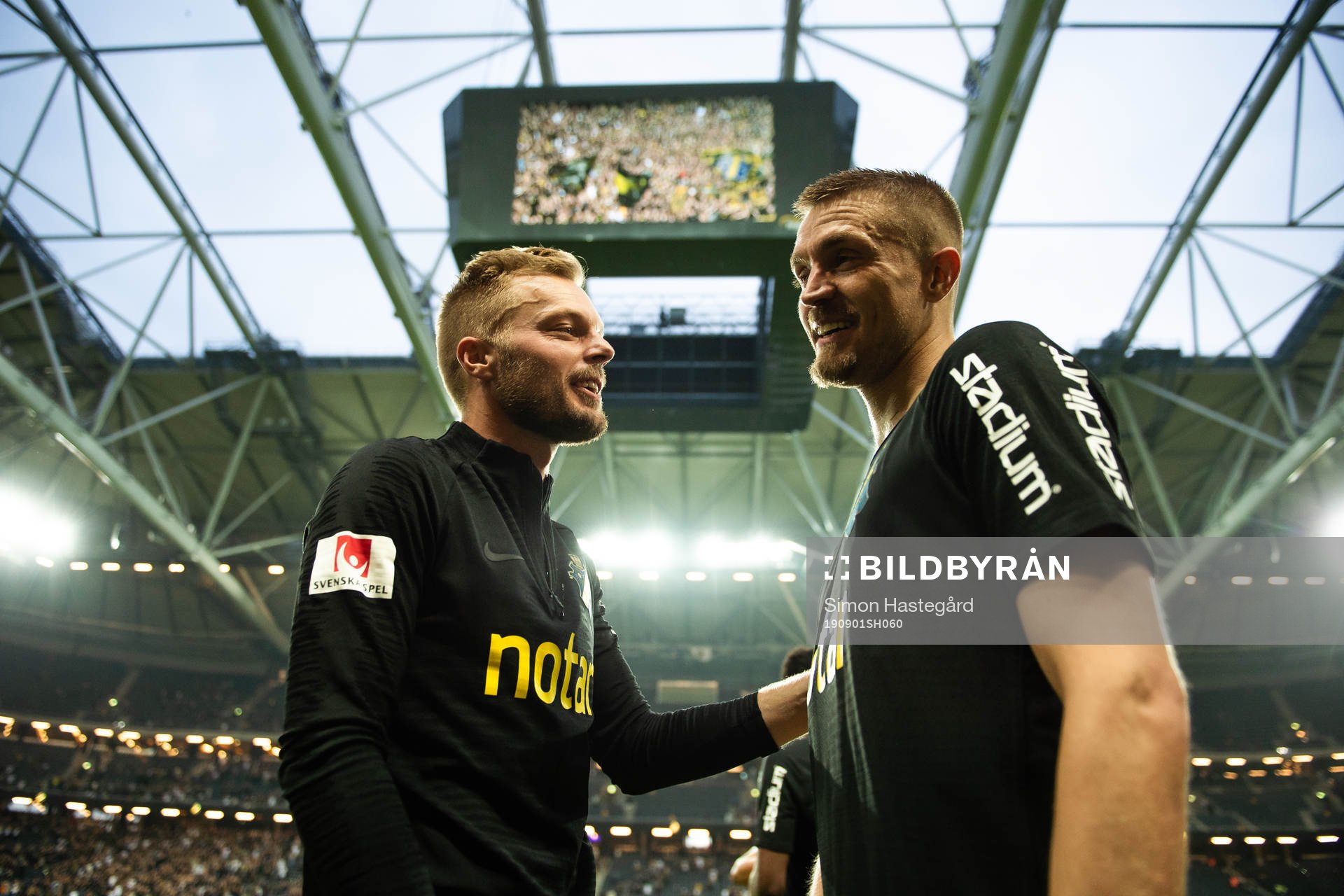 s Sebastian Larsson och Rasmus Lindkvist jublar