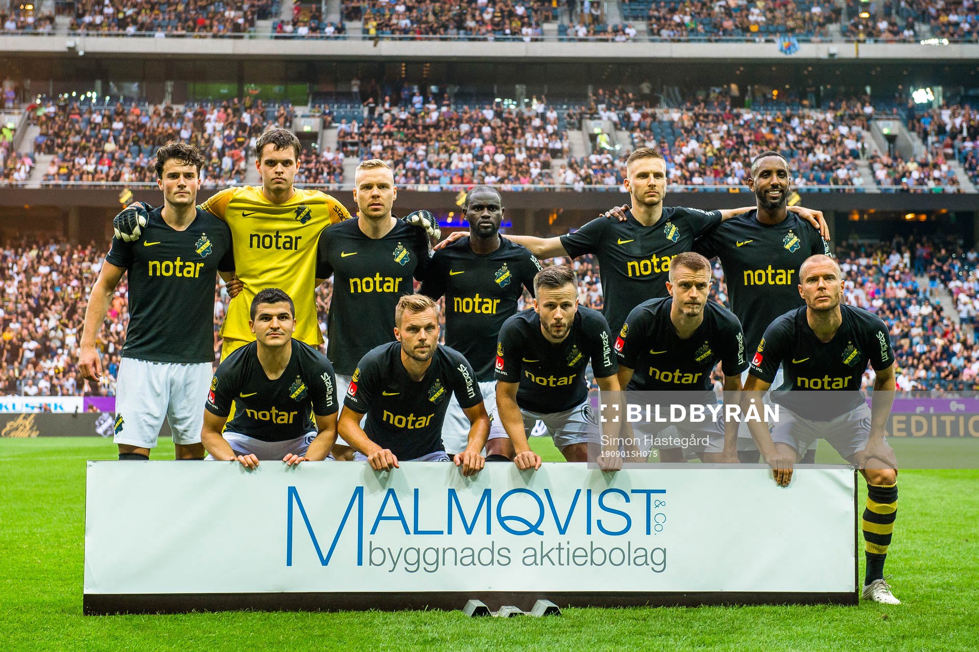 AIK:s startelva med målvakt Oscar Linnér , Daniel Granli , Kolbeinn Sigthorsson , Enoch Kofi Adu , Karol Mets , Henok Goitom , Tarik Elyounoussi , Sebastian Larsson , Robert Lundström , Rasmus Lindkvist och Per Karlsson inför fotbollsmatchen i Allsvenskan mellan AIK och Djurgården den 1 september 219 i Stockholm.