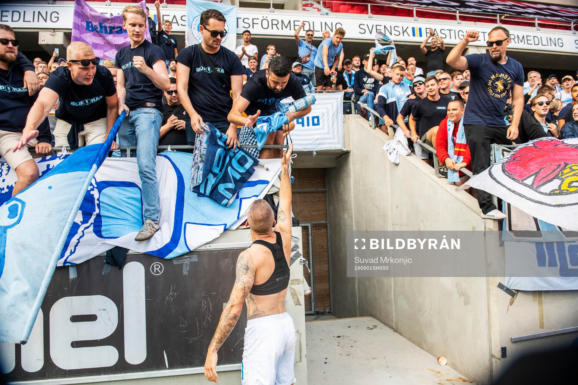 Malmö FFs Guillermo Molins ger bort sin tröja till fansen