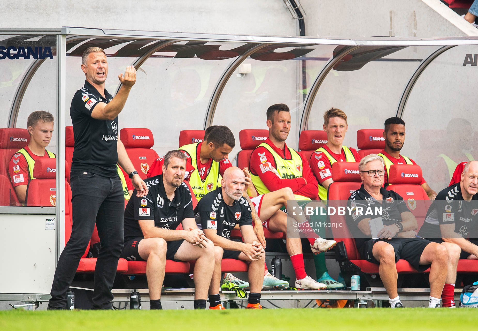Kalmars tränare Magnus Pehrsson samt assisterende tränare