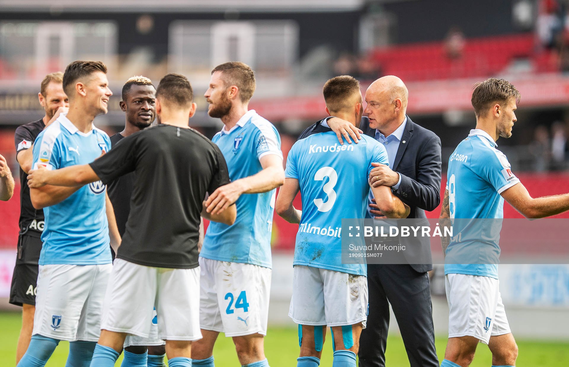 Malmö FFs tränare Uwe Rösler jublar med spelarna