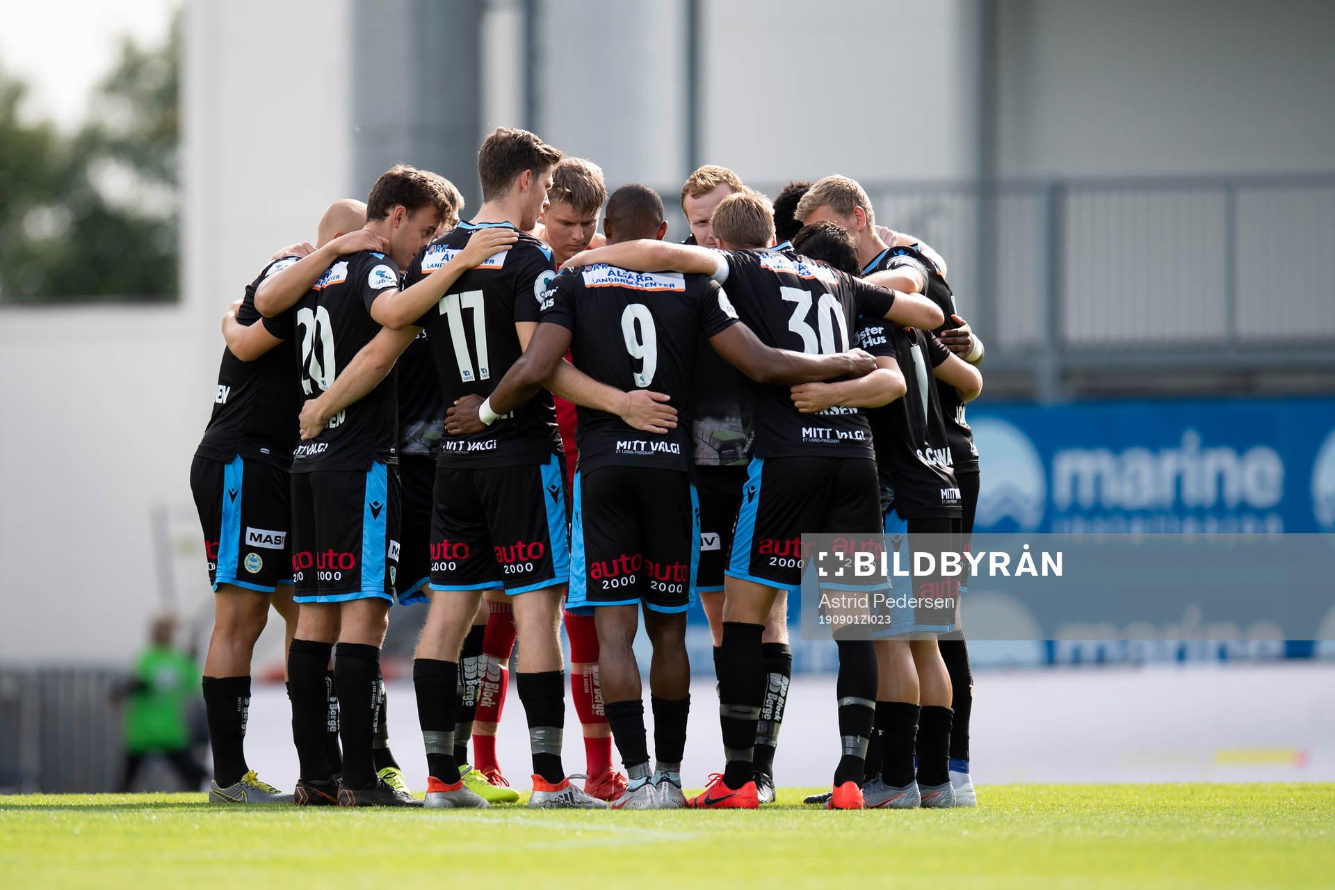 Players of Sandnes Ulf gather in a circle