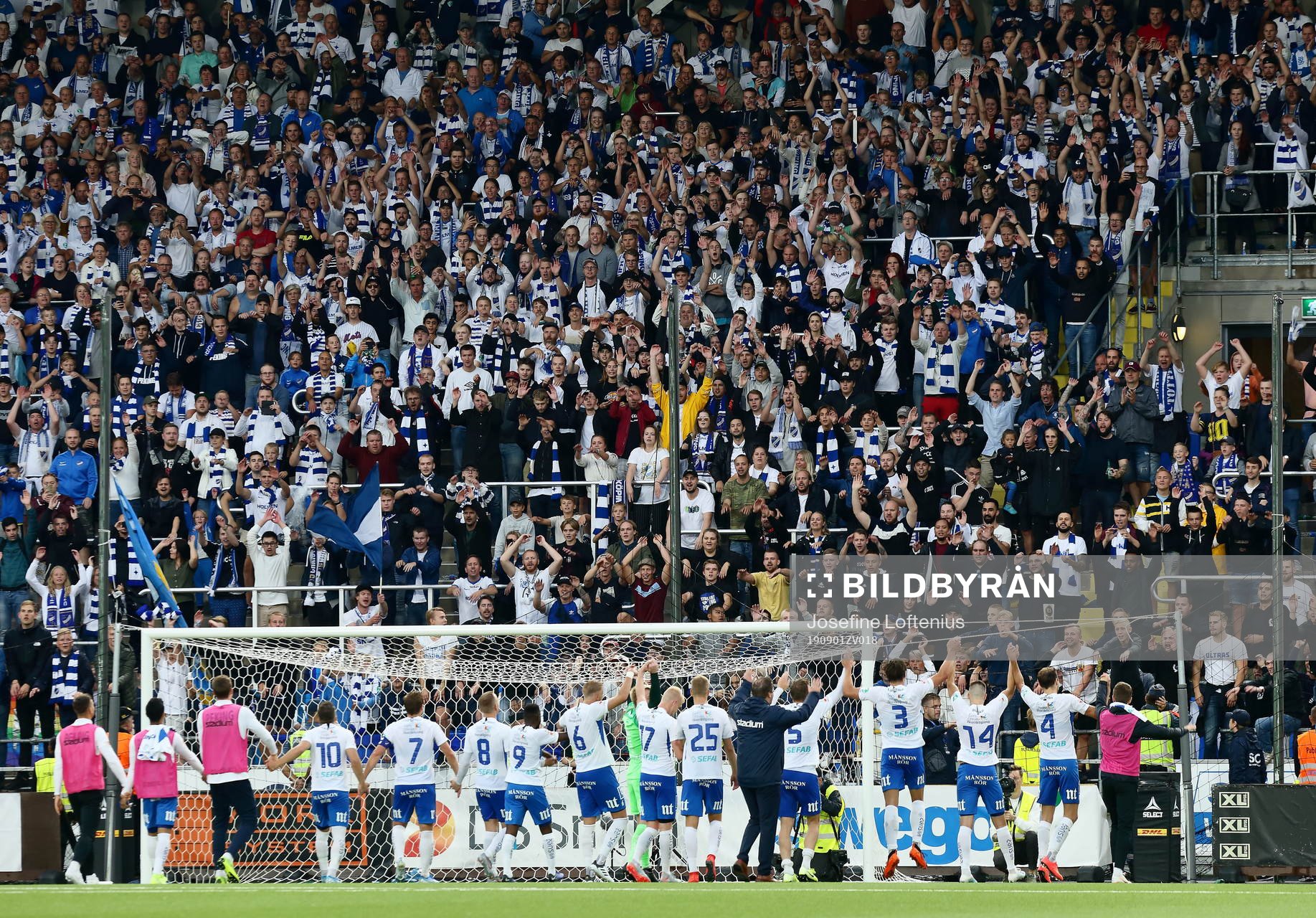 IFK Norrköpings spelare tackar sina supportrar på