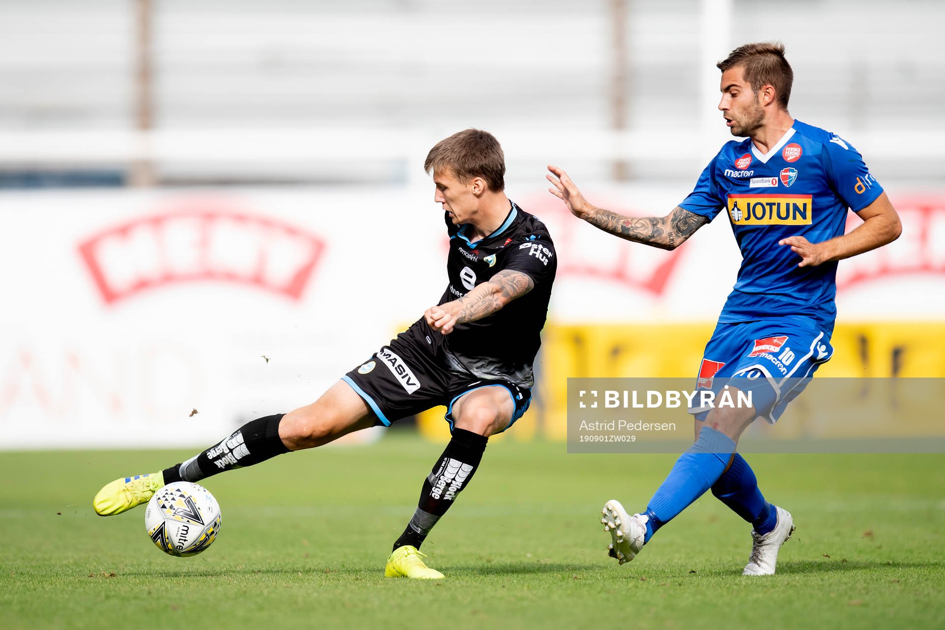 Axel Kryger of Sandnes Ulf and Rufo of Sandefjord