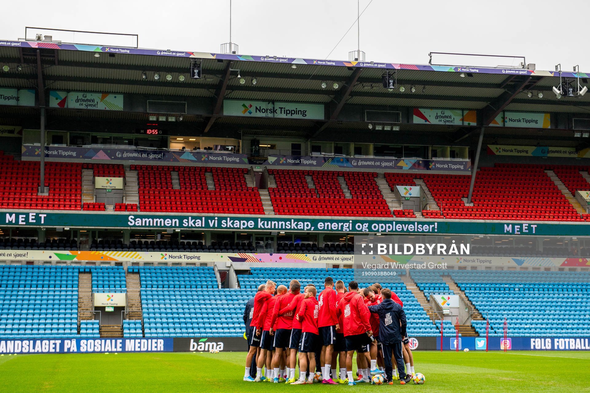 The players and staff of Norway gather in a circle