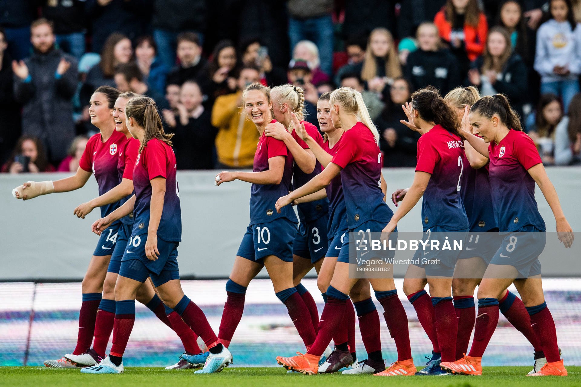 Caroline Graham Hansen of Norway celebrates with teammates