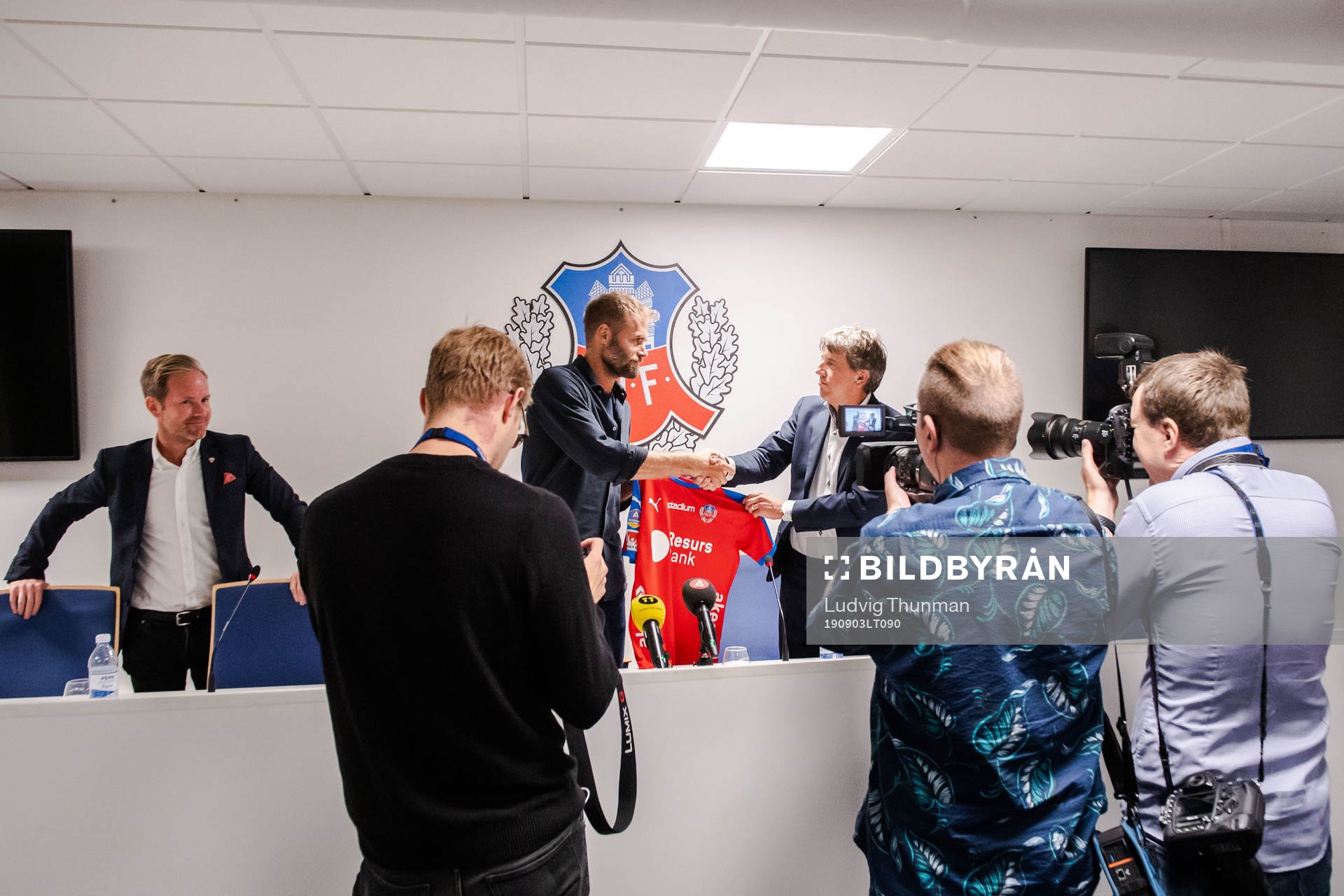 Fotografer framför Olof Mellberg som presenterats som ny