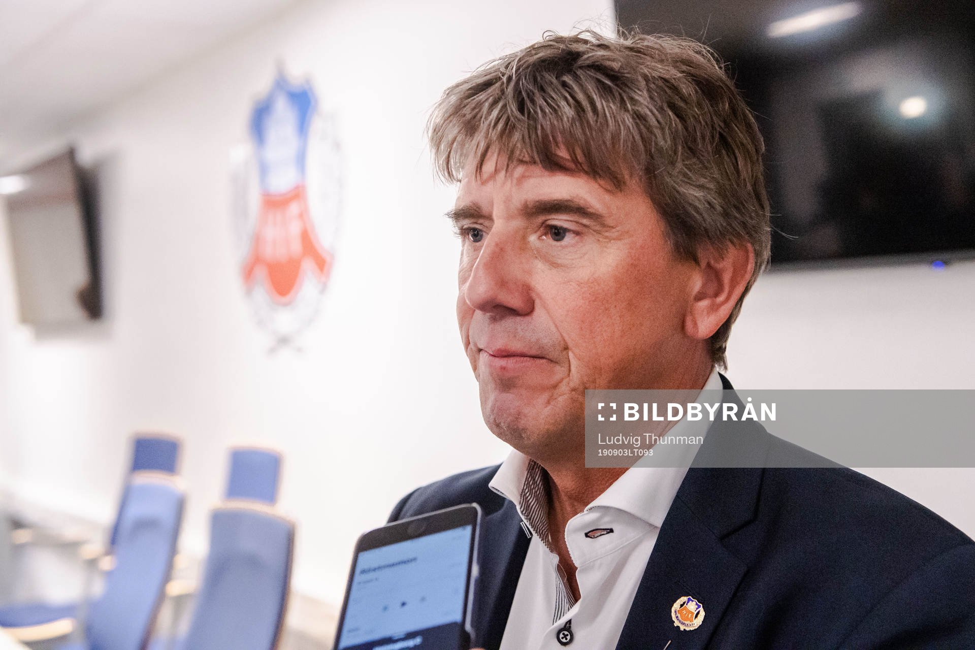 Ordförande Krister Azelius blir intervjuad