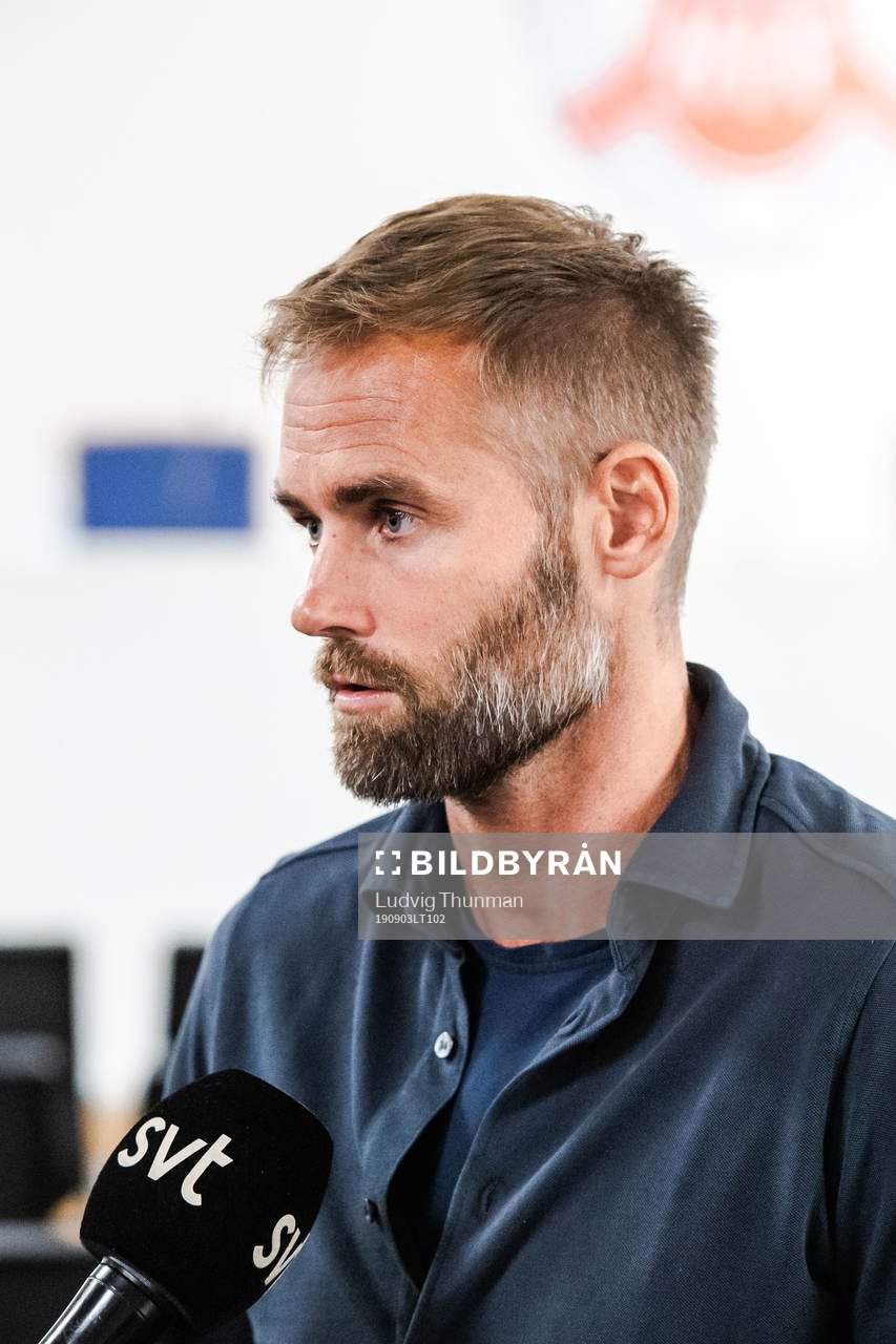 Olof Mellberg blir intervjuad av SVT