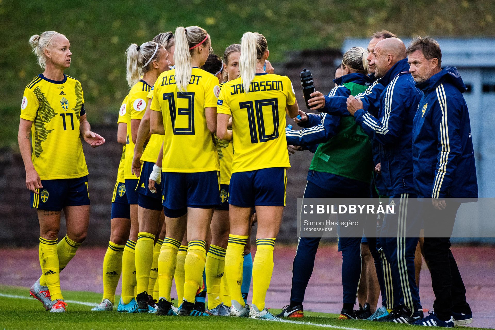 Players and Magnus Wikman, assistant coach and Peter