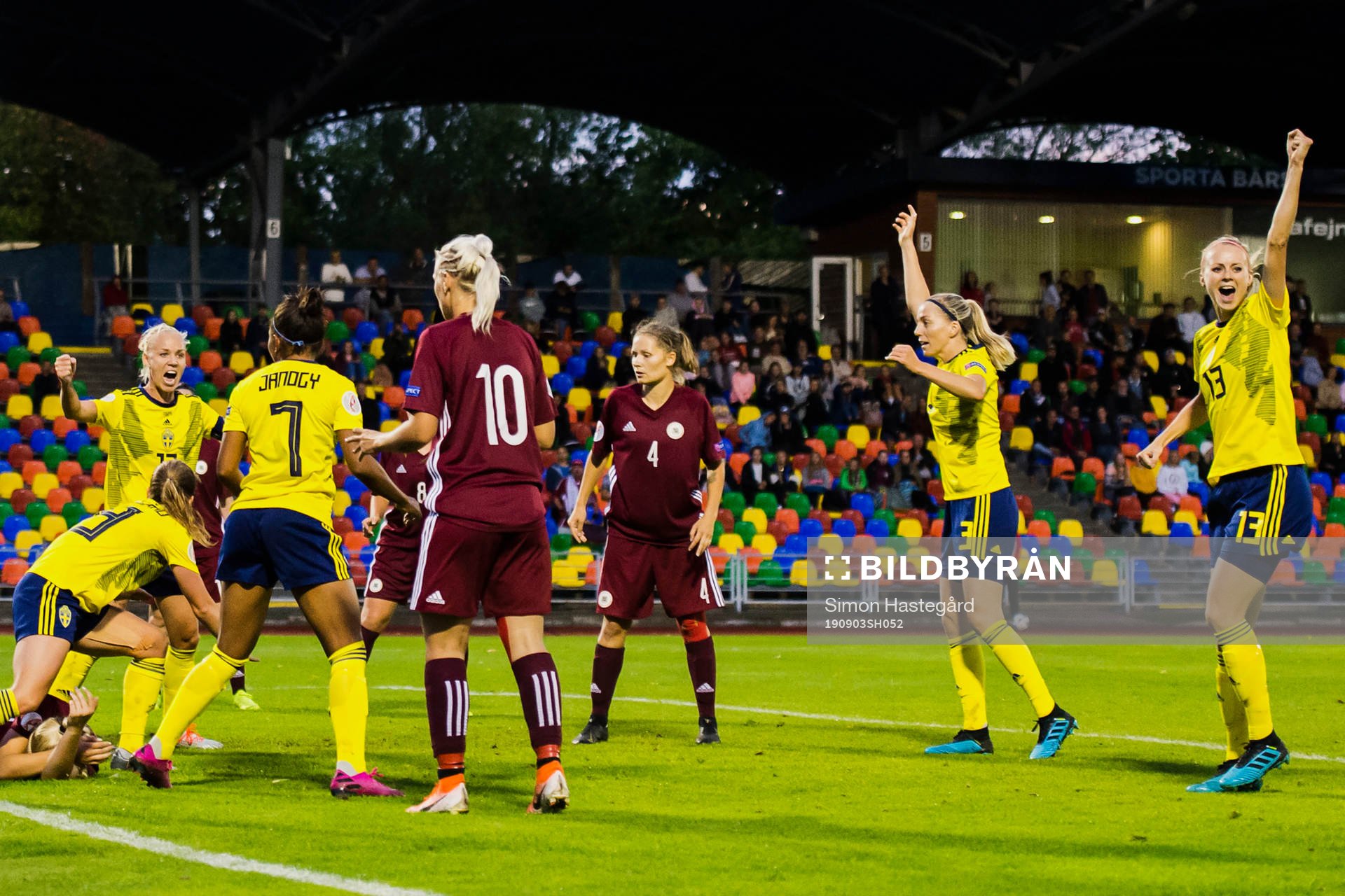 Players of Sweden celebrates