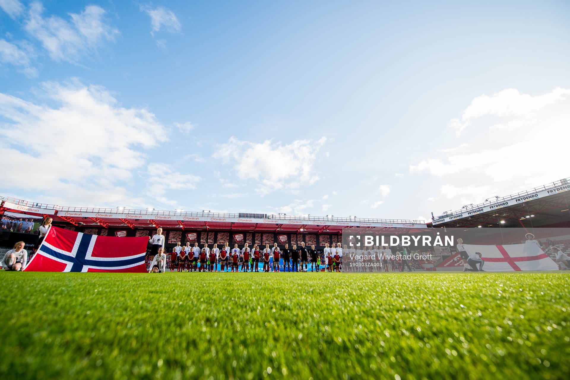 The players of Norway and England line up