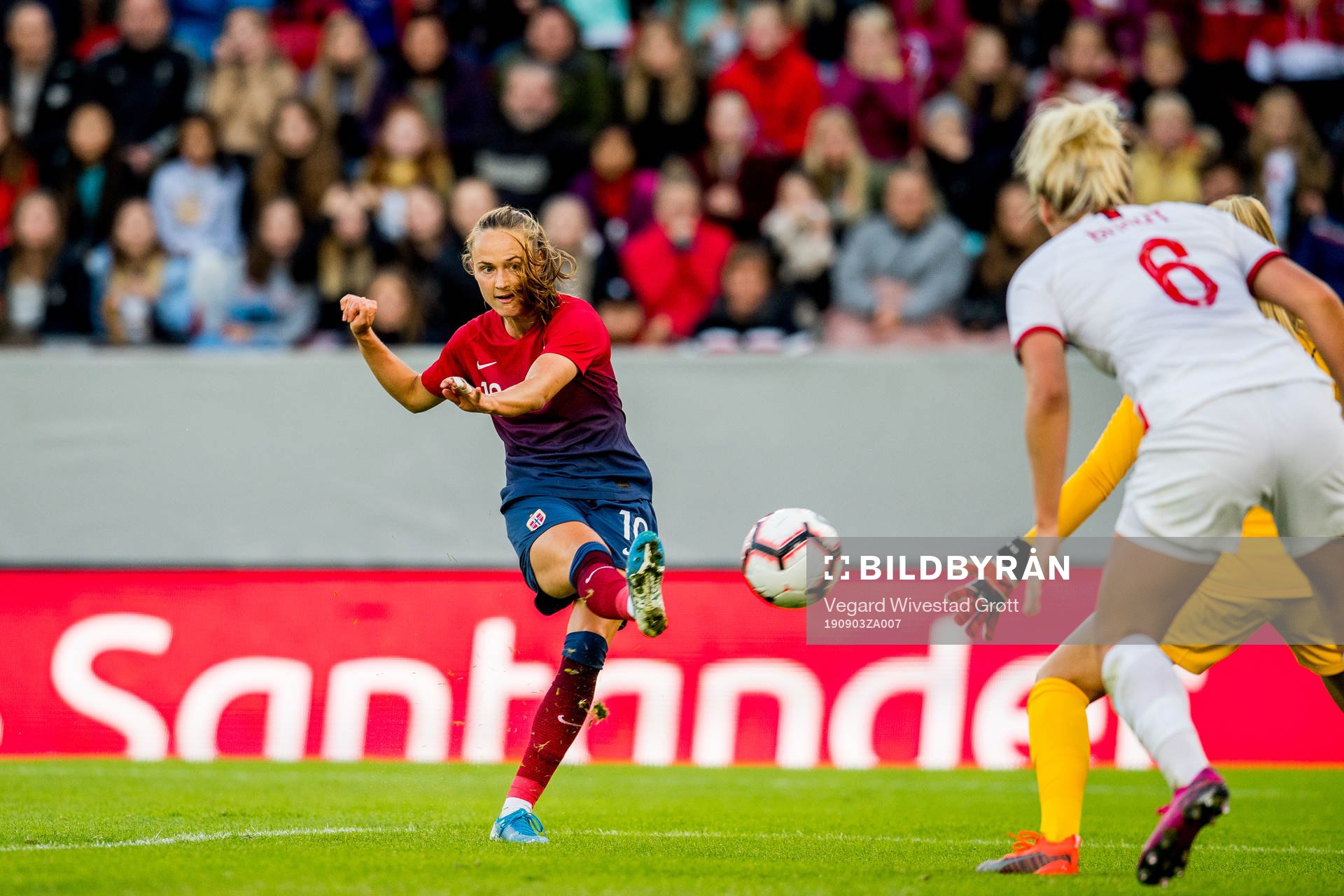 Caroline Graham Hansen scores 2-1