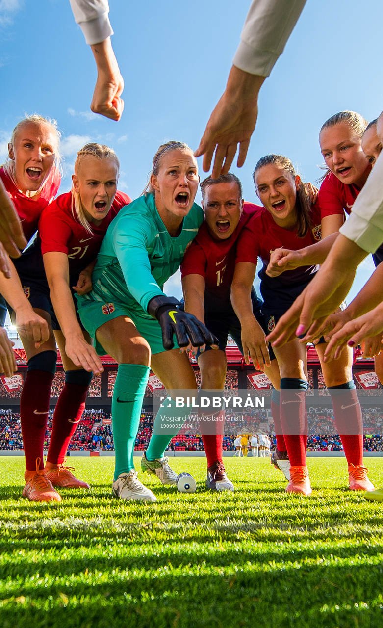 Maria Thorisdottir, Karina Sævik, goalkeeper Ingrid