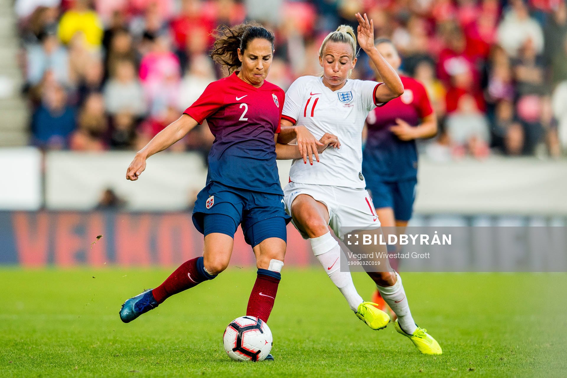 Ingrid Moe Wold of Norway and Toni Duggan of England