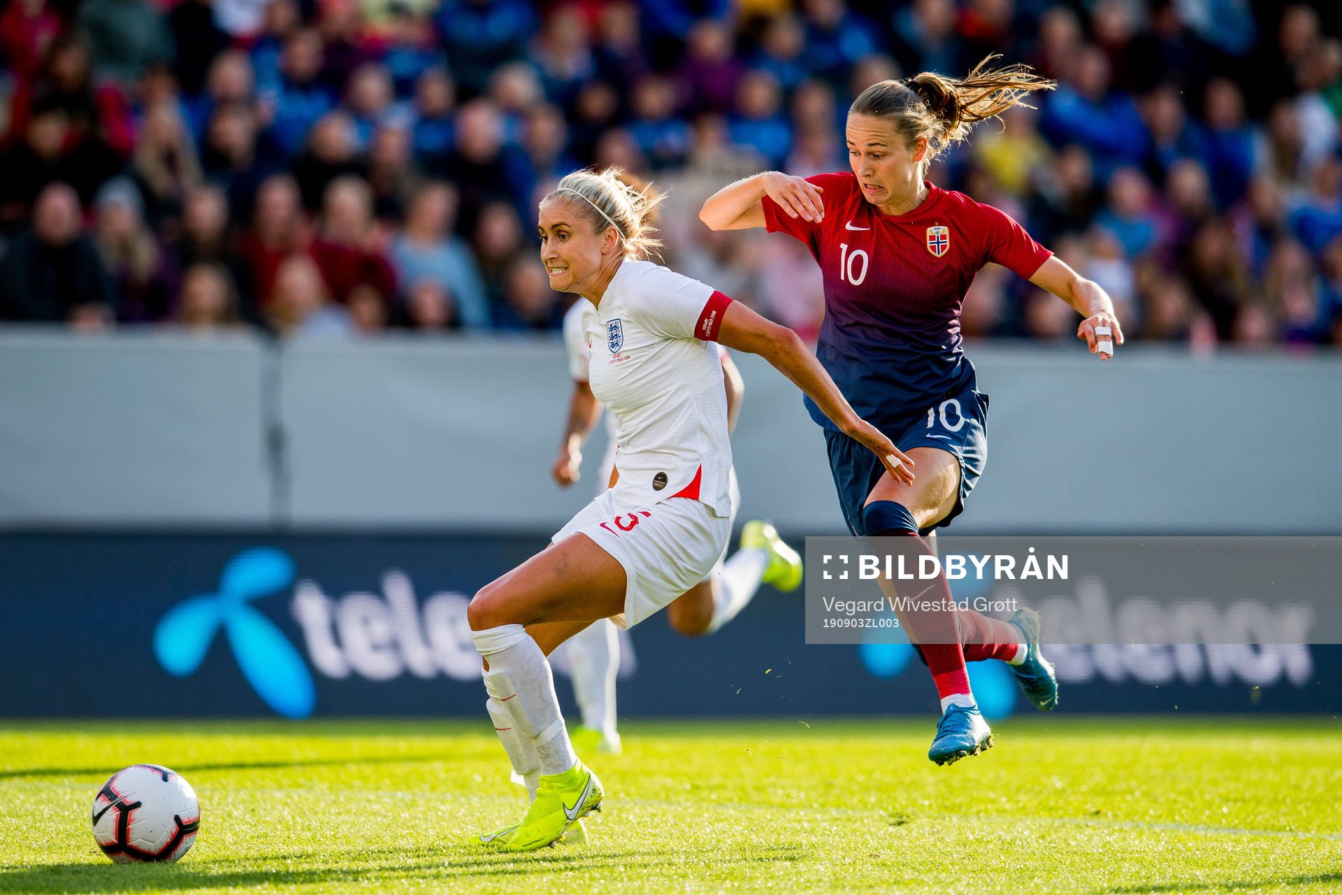 Steph Houghton of England and Caroline Graham Hansen of Norway during the women's international friendly football match between Norway and England on September 3, 2019 in Bergen.