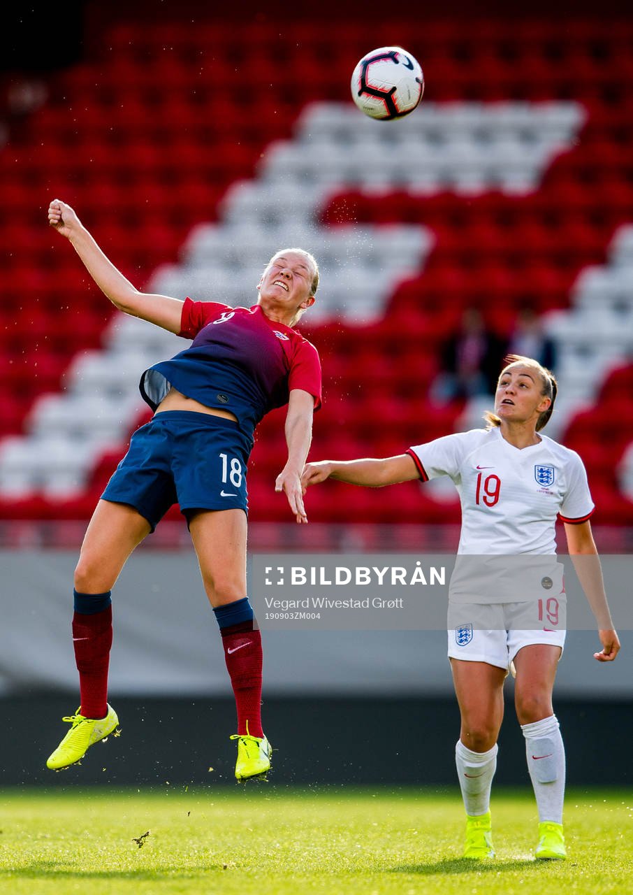 Frida Maanum of Norway and Georgia Stanway of England