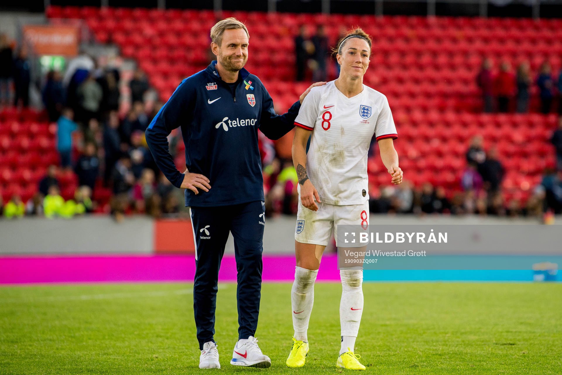 Martin Sjögren, head coach of Norway, and Lucy Bronze of