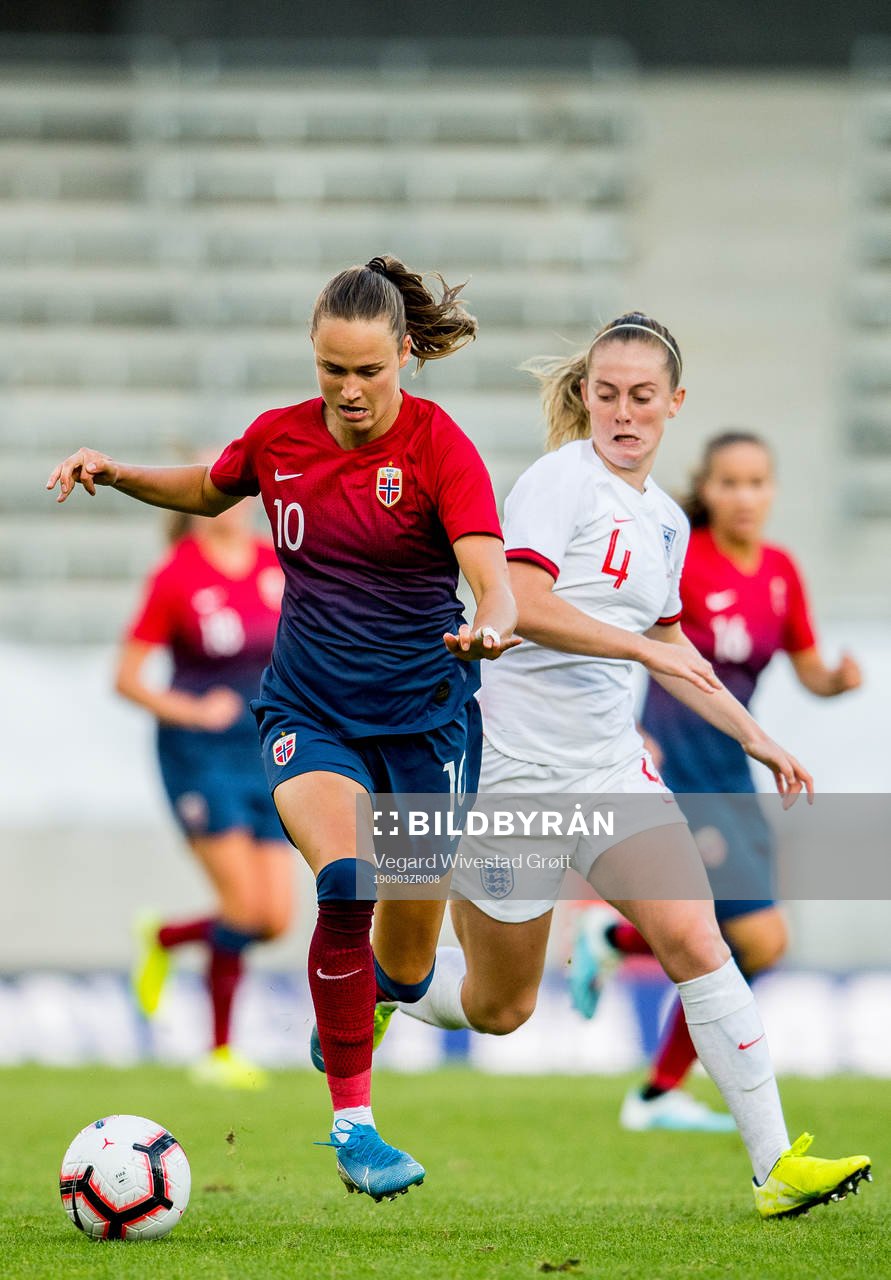 Caroline Graham Hansen of Norway and Keira Walsh of England